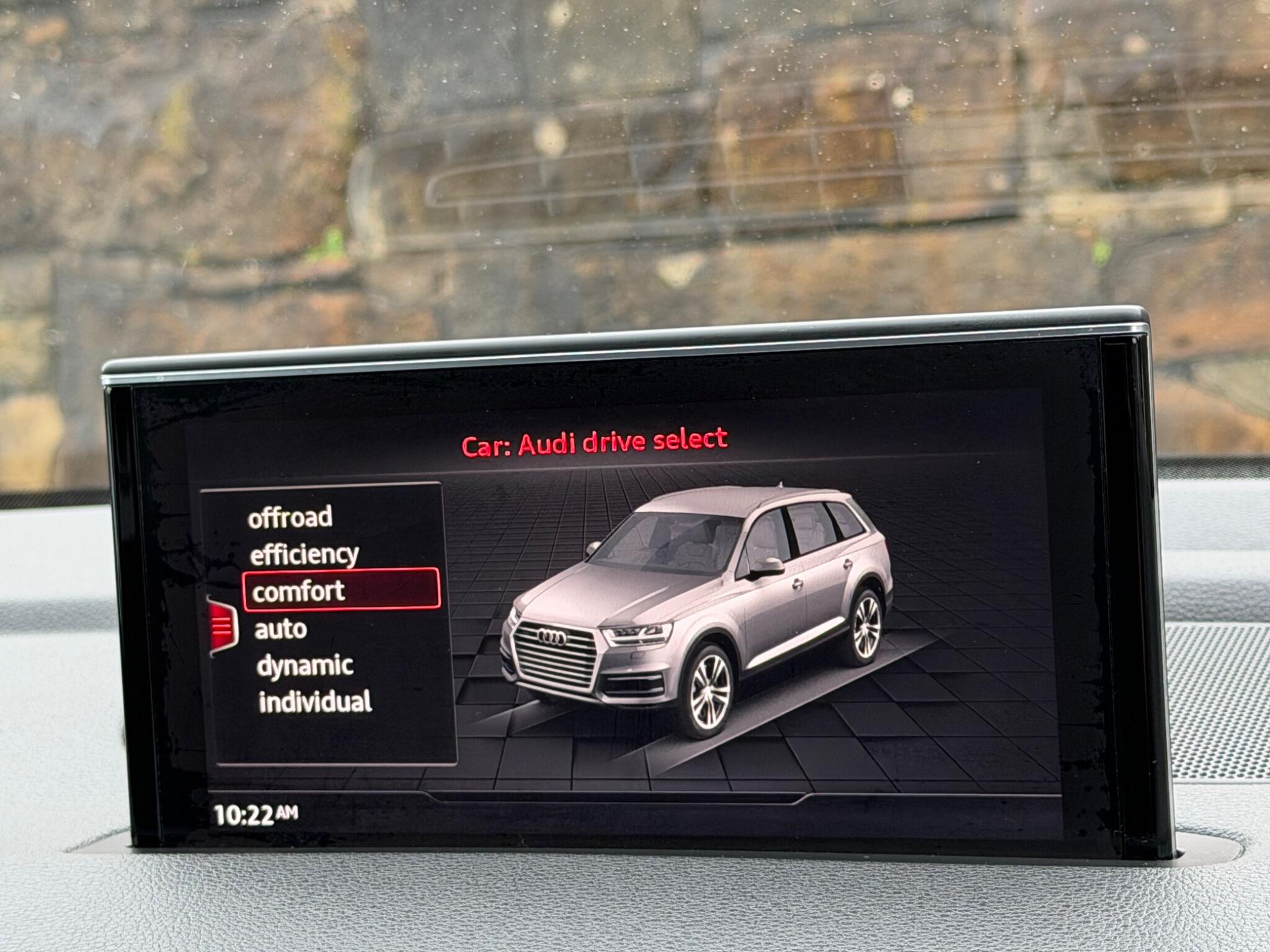 Audi Q7 view 32