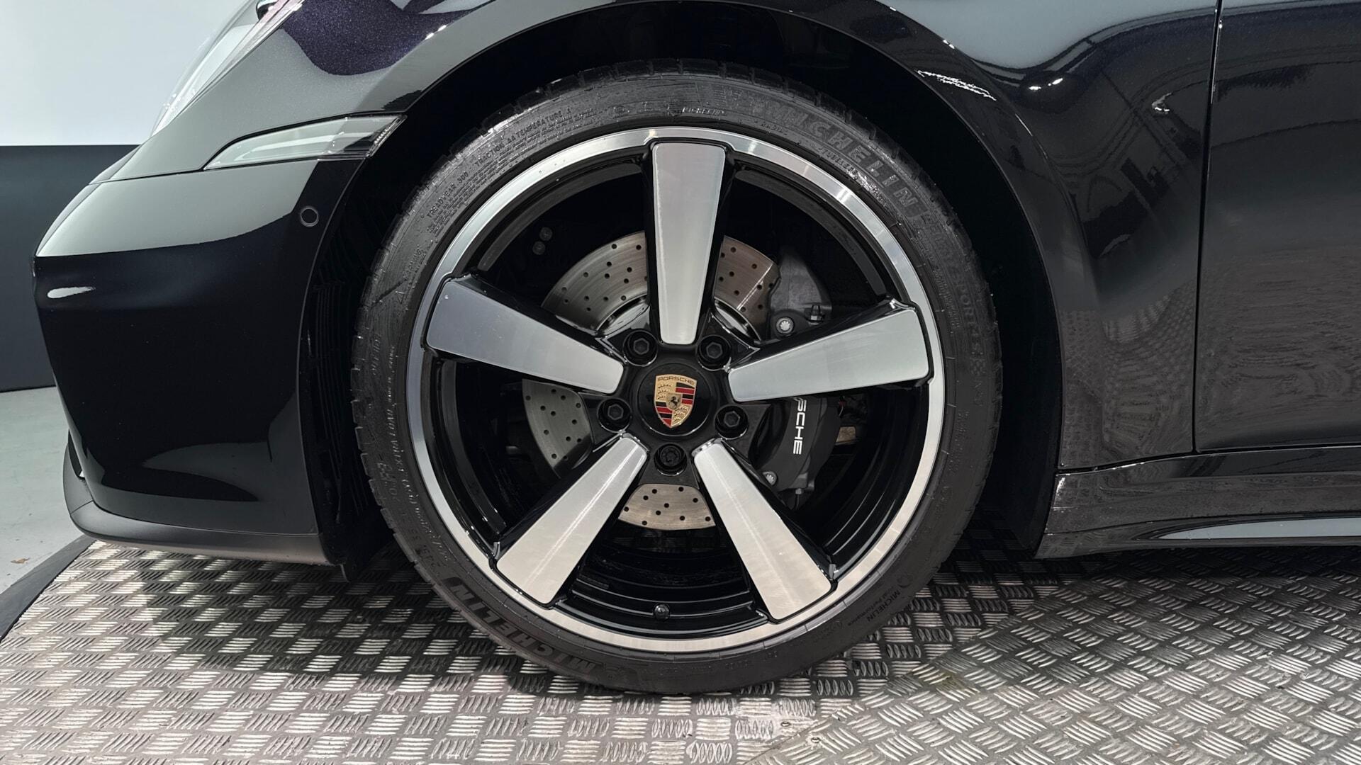 Porsche 911 view 9
