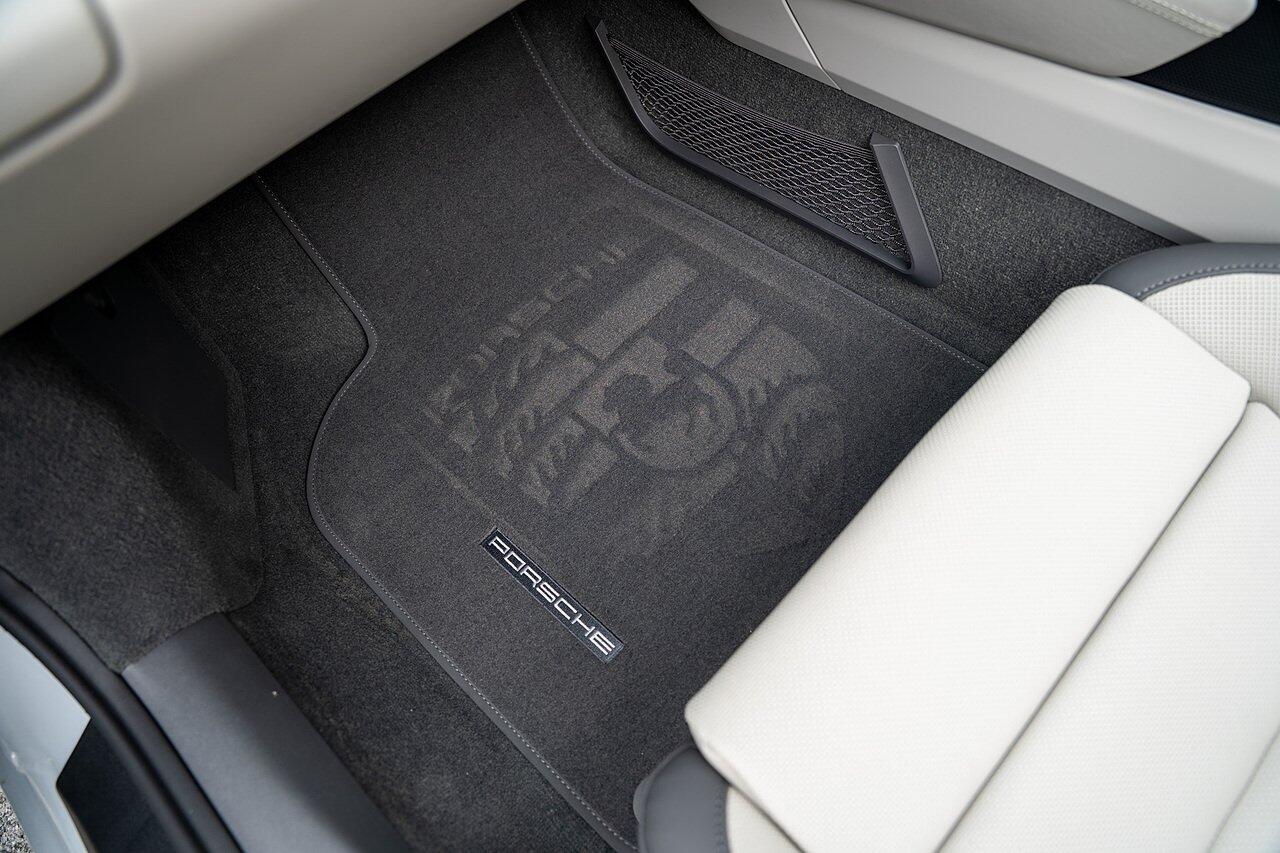 Porsche 911 view 70