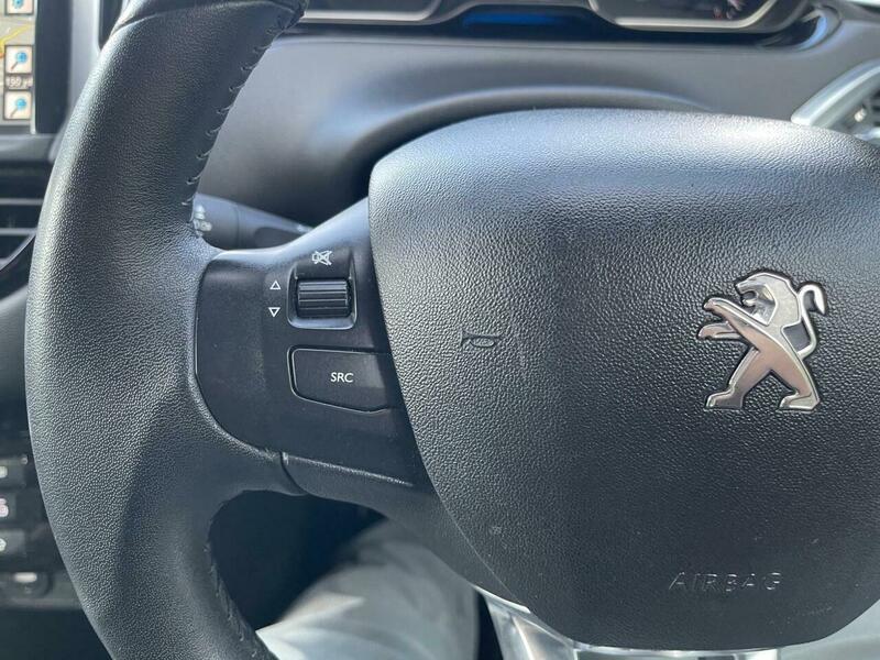 2013 Peugeot 208 image 48