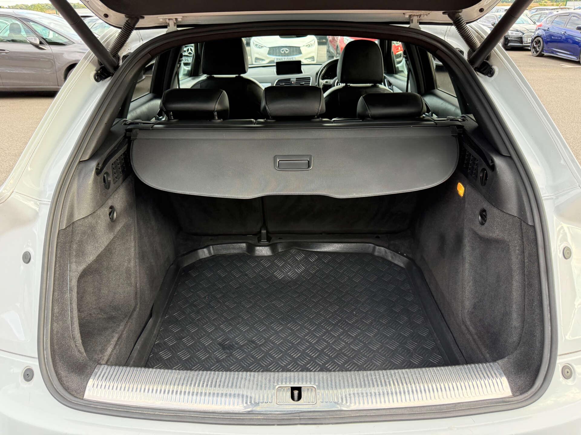 Audi Q3 view 32