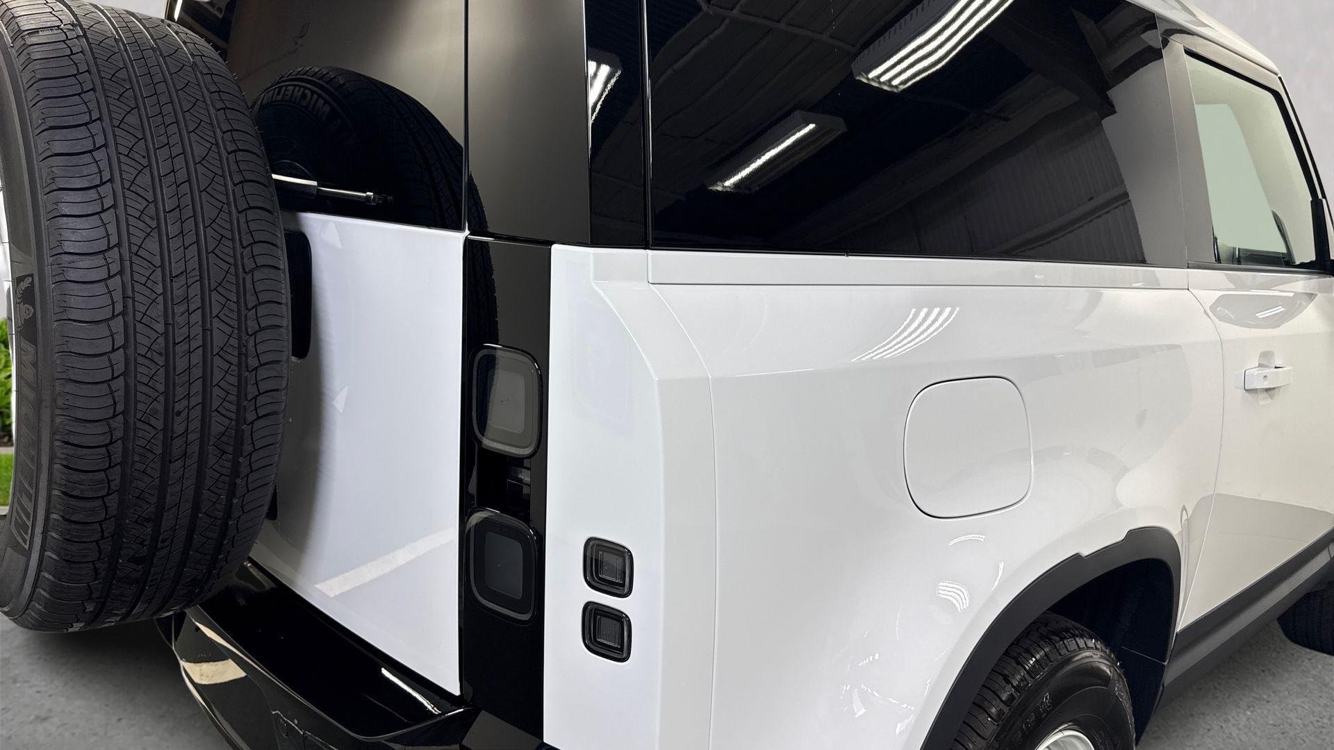 Land Rover Defender view 19