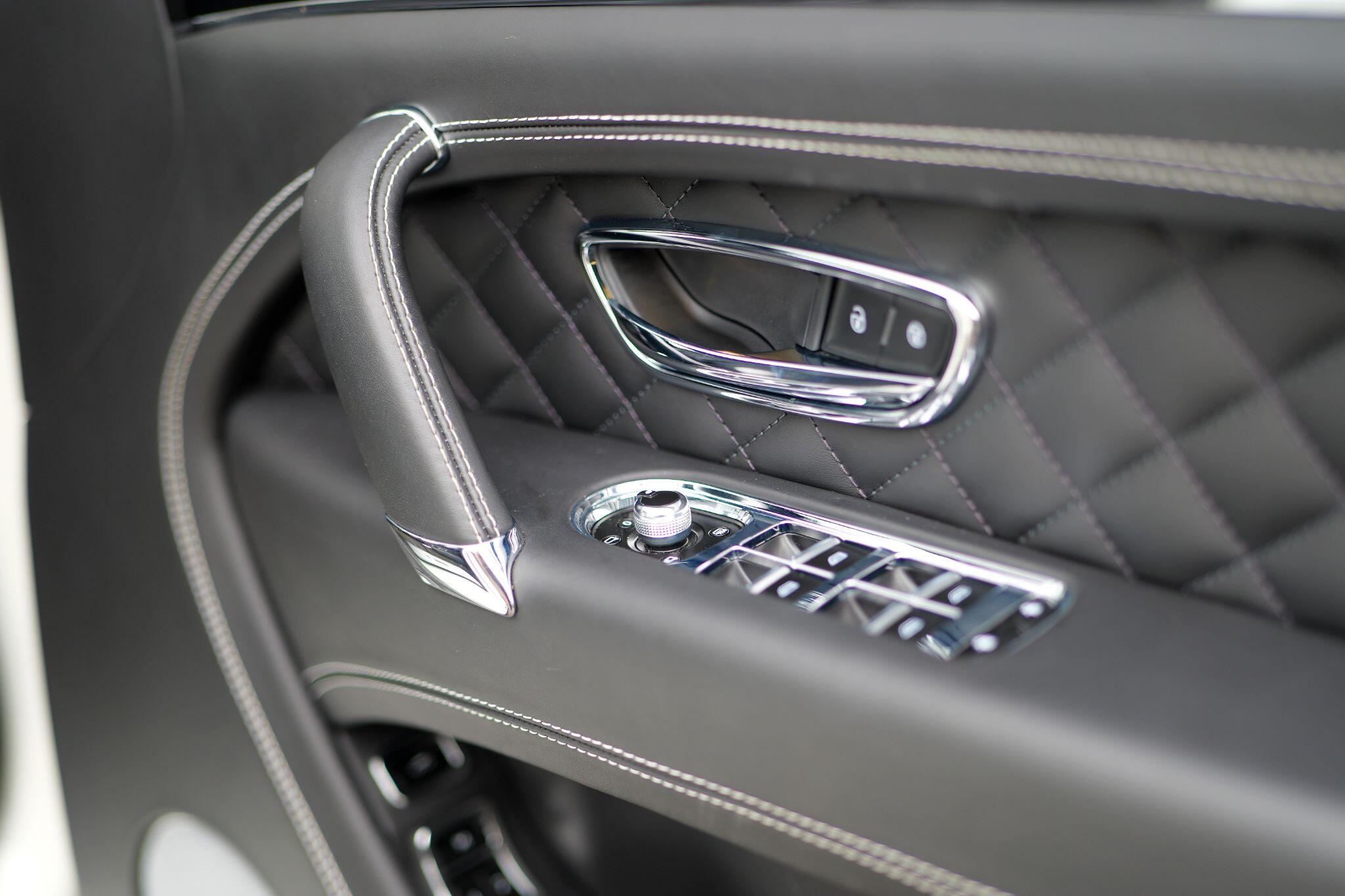 Bentley Bentayga view 32