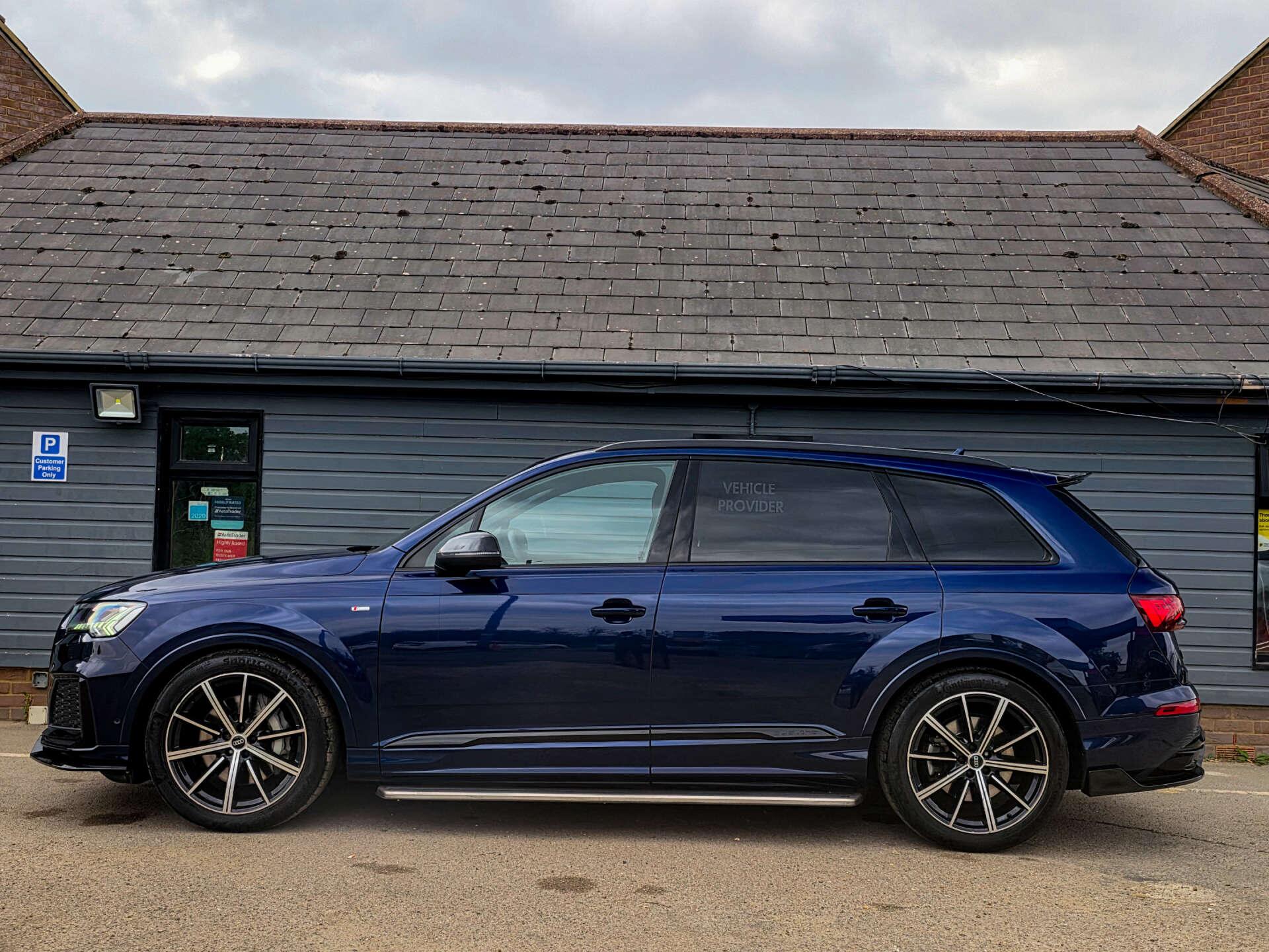 Audi Q7 view 9