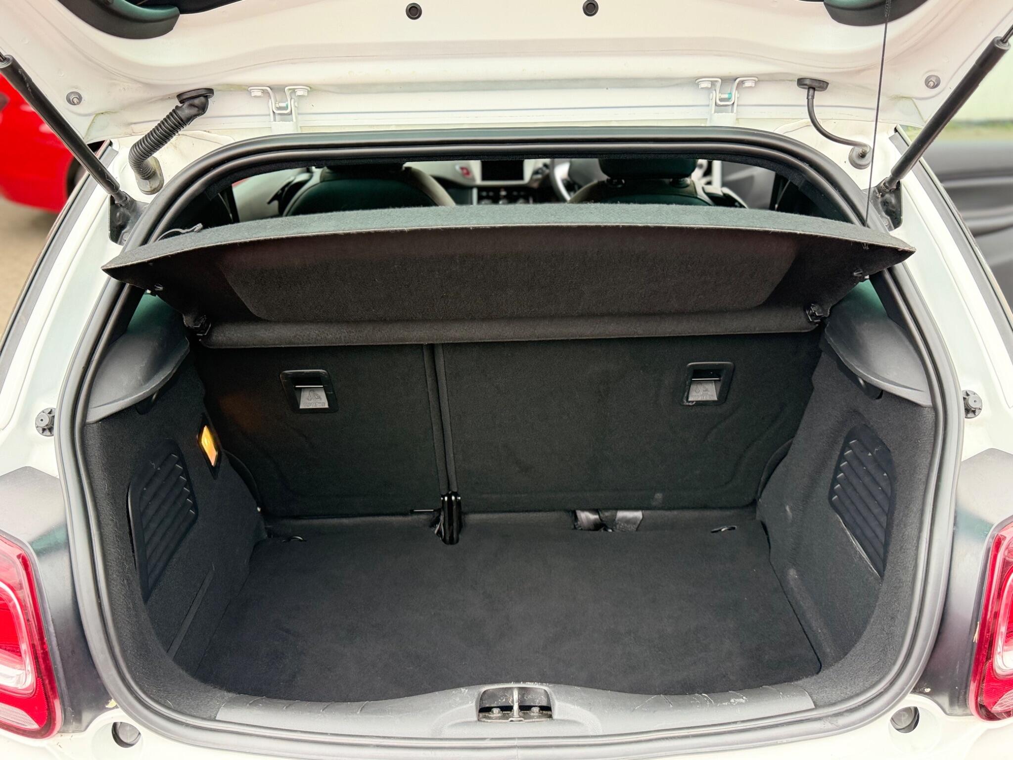 DS Automobiles DS 3 view 24
