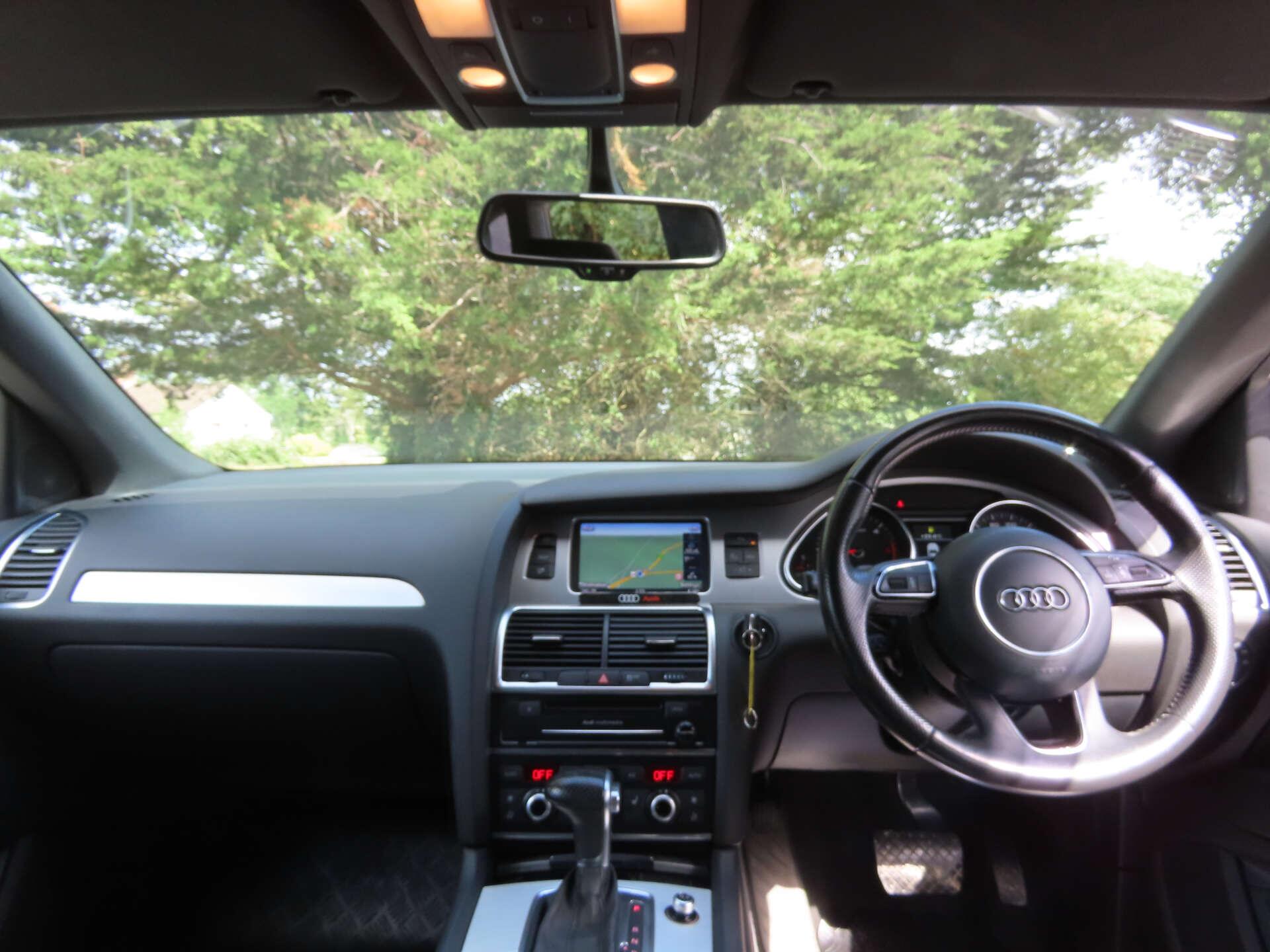 Audi Q7 view 7