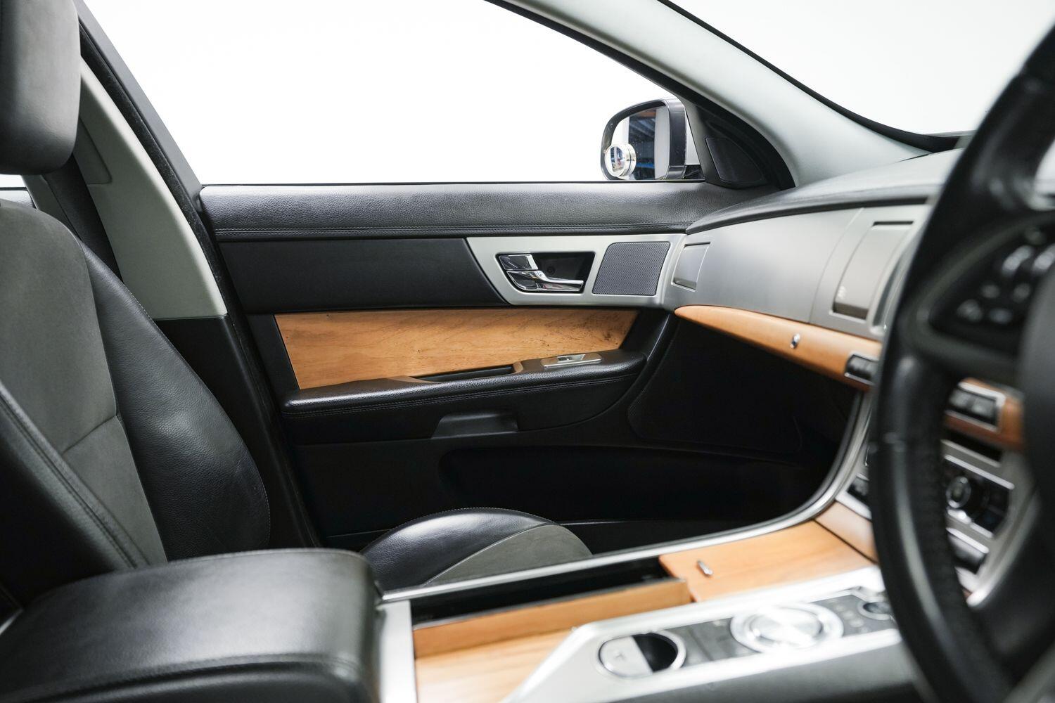 Jaguar XF view 17