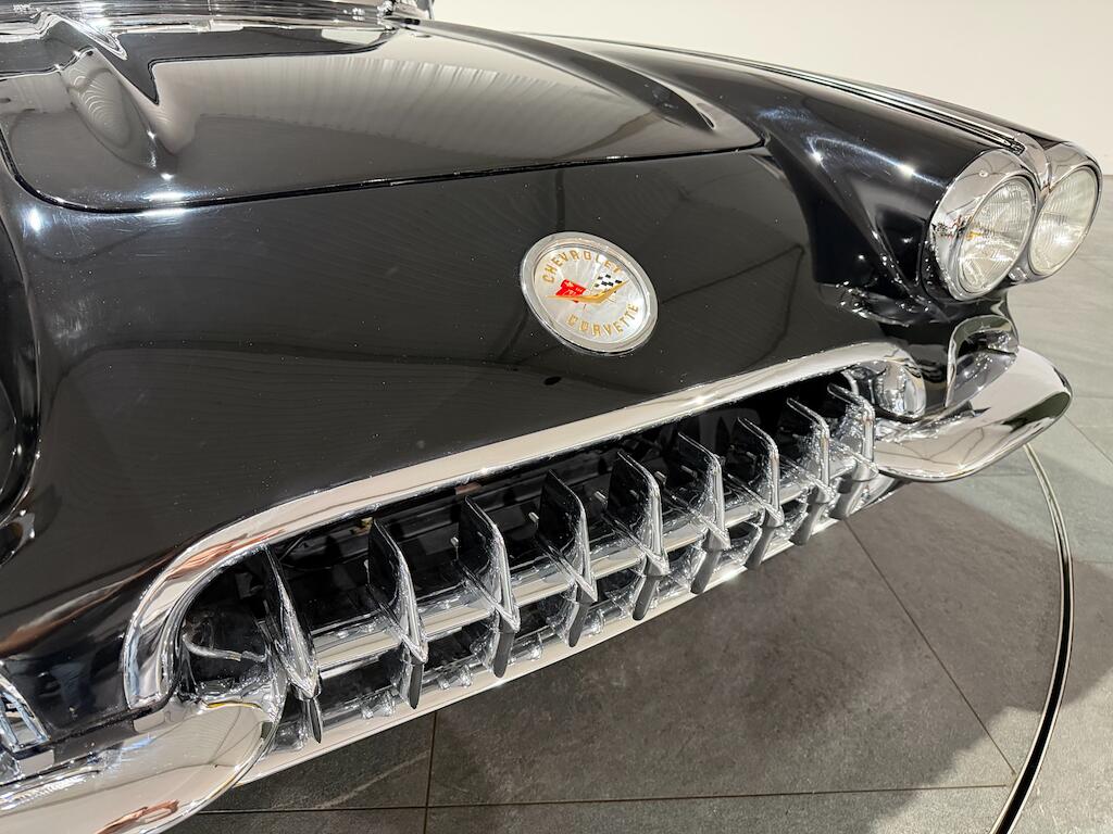 Chevrolet Corvette view 26