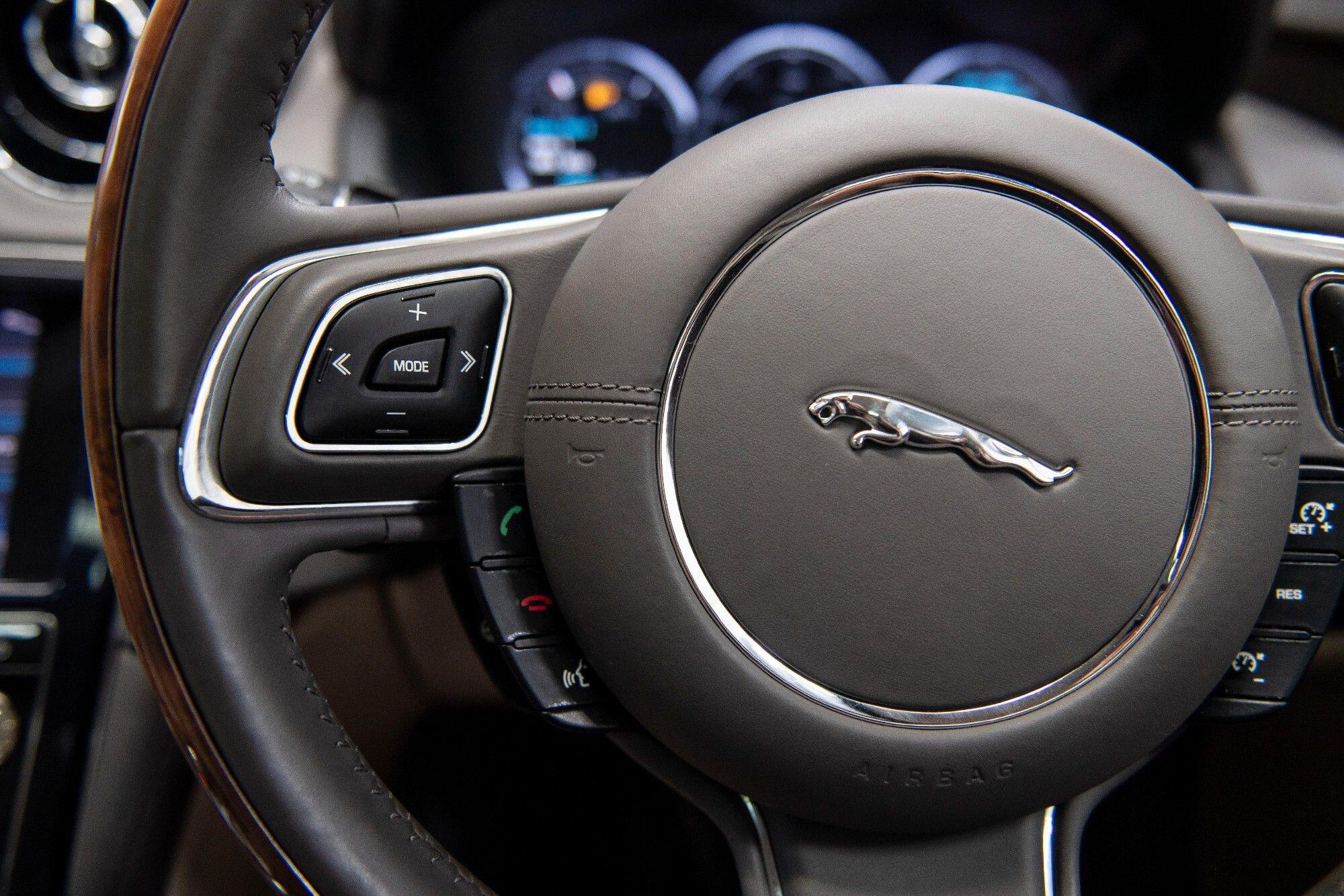 Jaguar XJ view 26