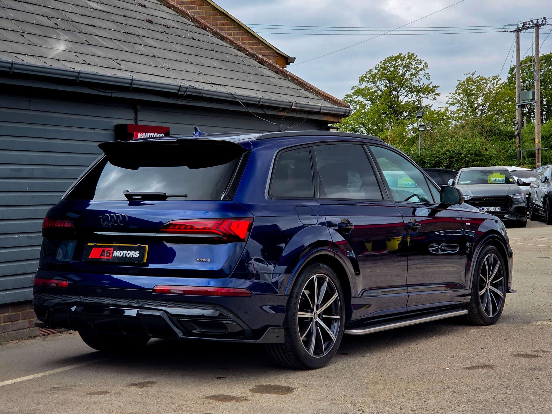 Audi Q7 view 12