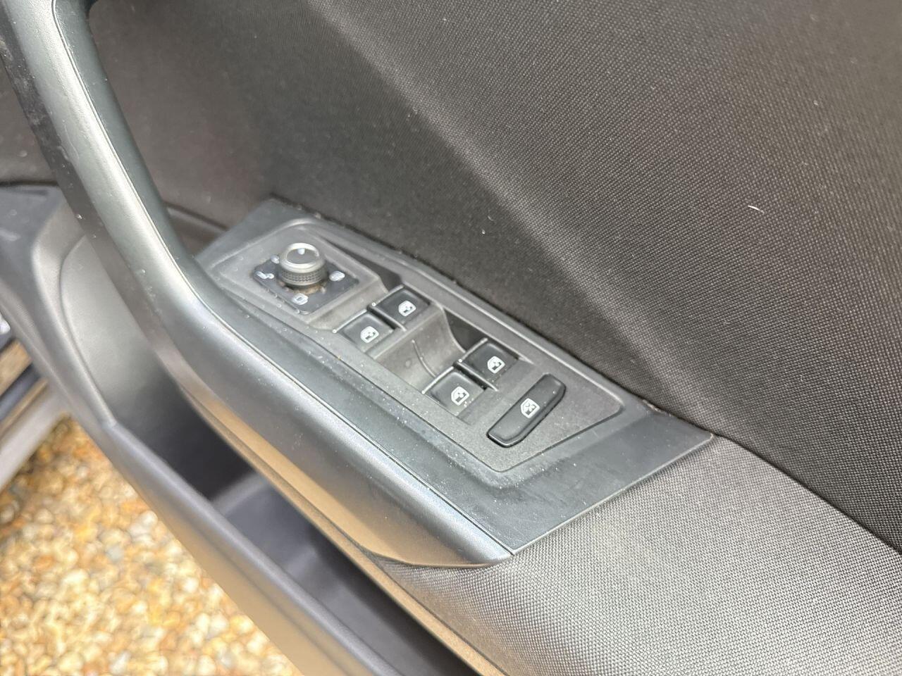 Volkswagen T-Roc view 13