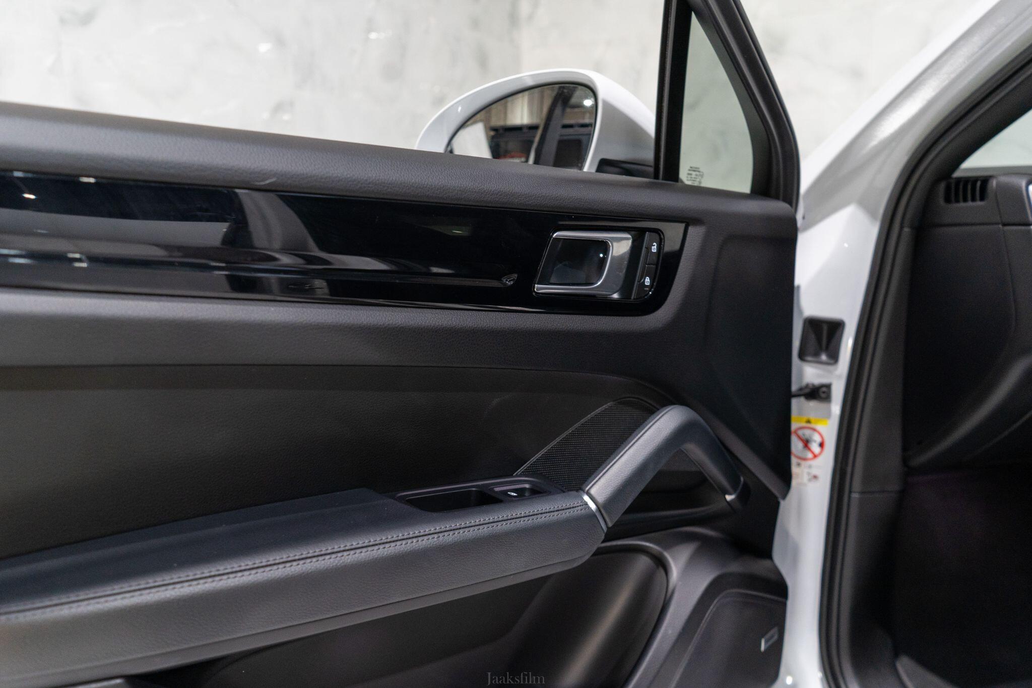 Porsche Cayenne view 32