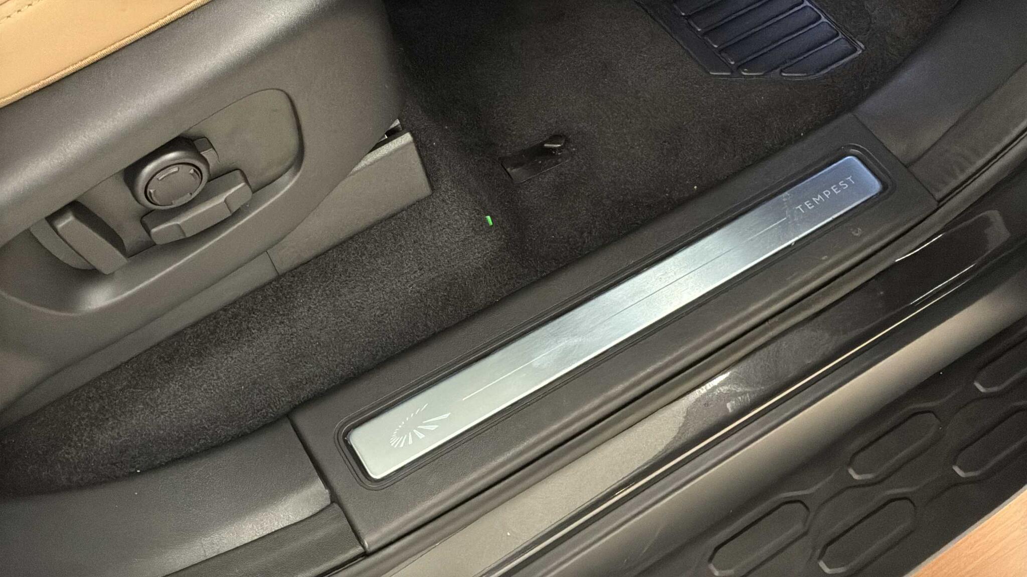 Land Rover Discovery view 34