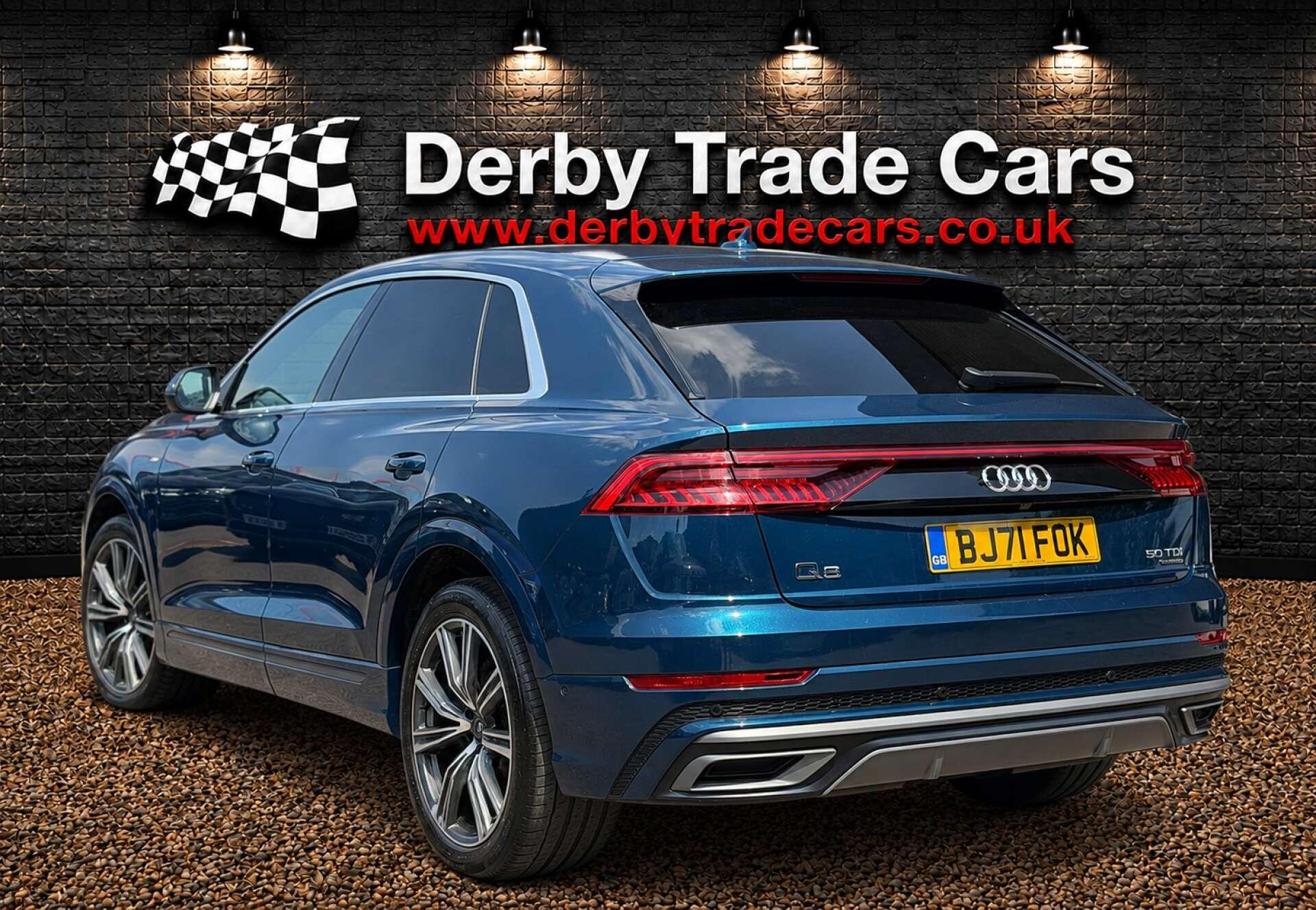 Audi Q8 view 10