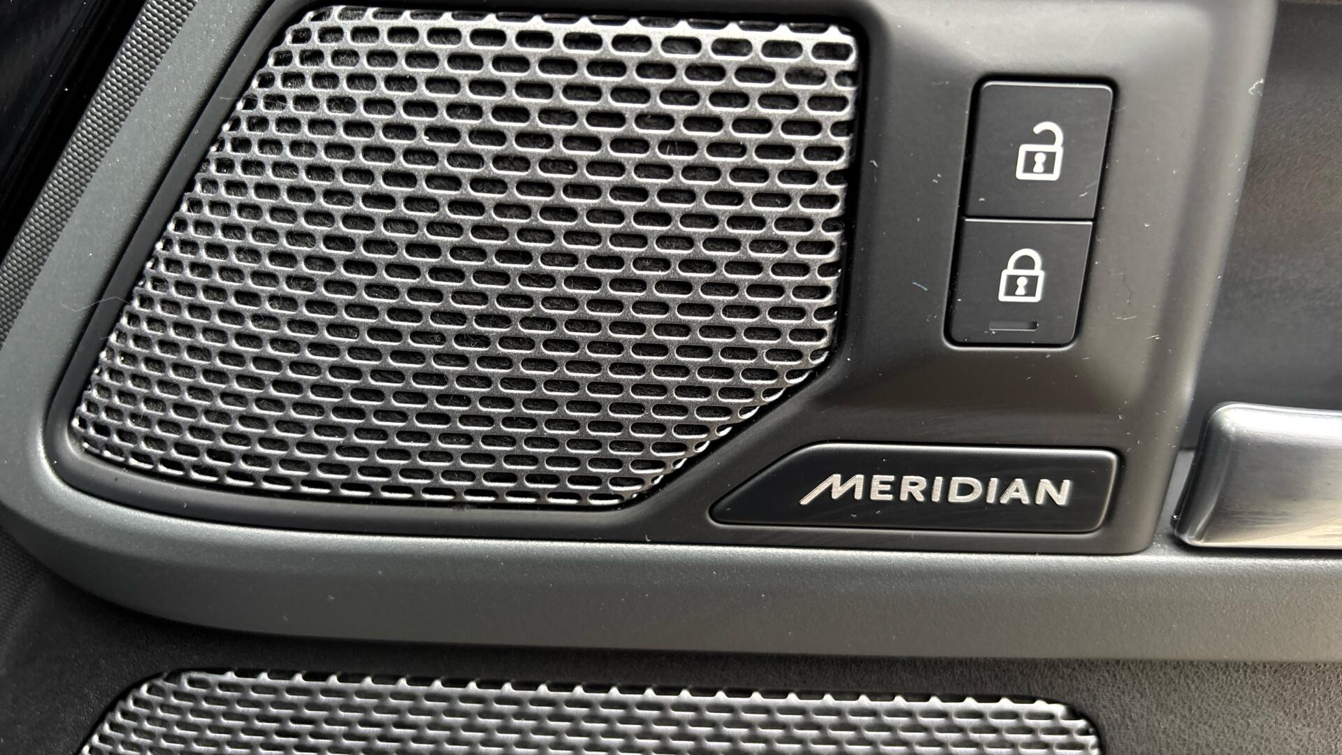 Land Rover Defender view 32