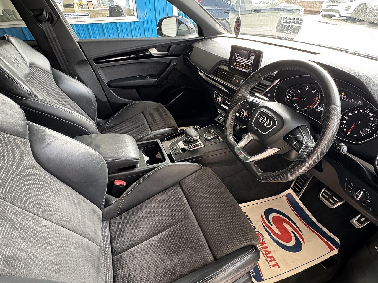 Audi Q5 view 11
