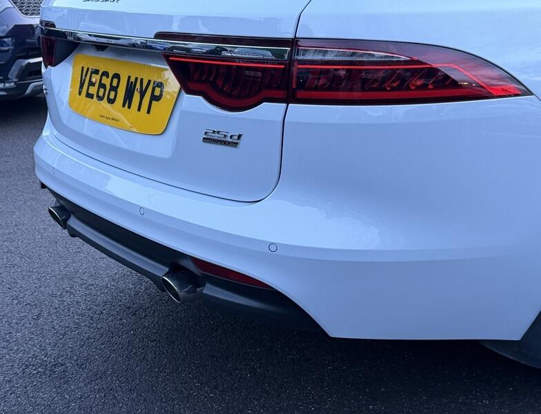 Jaguar XF view 19