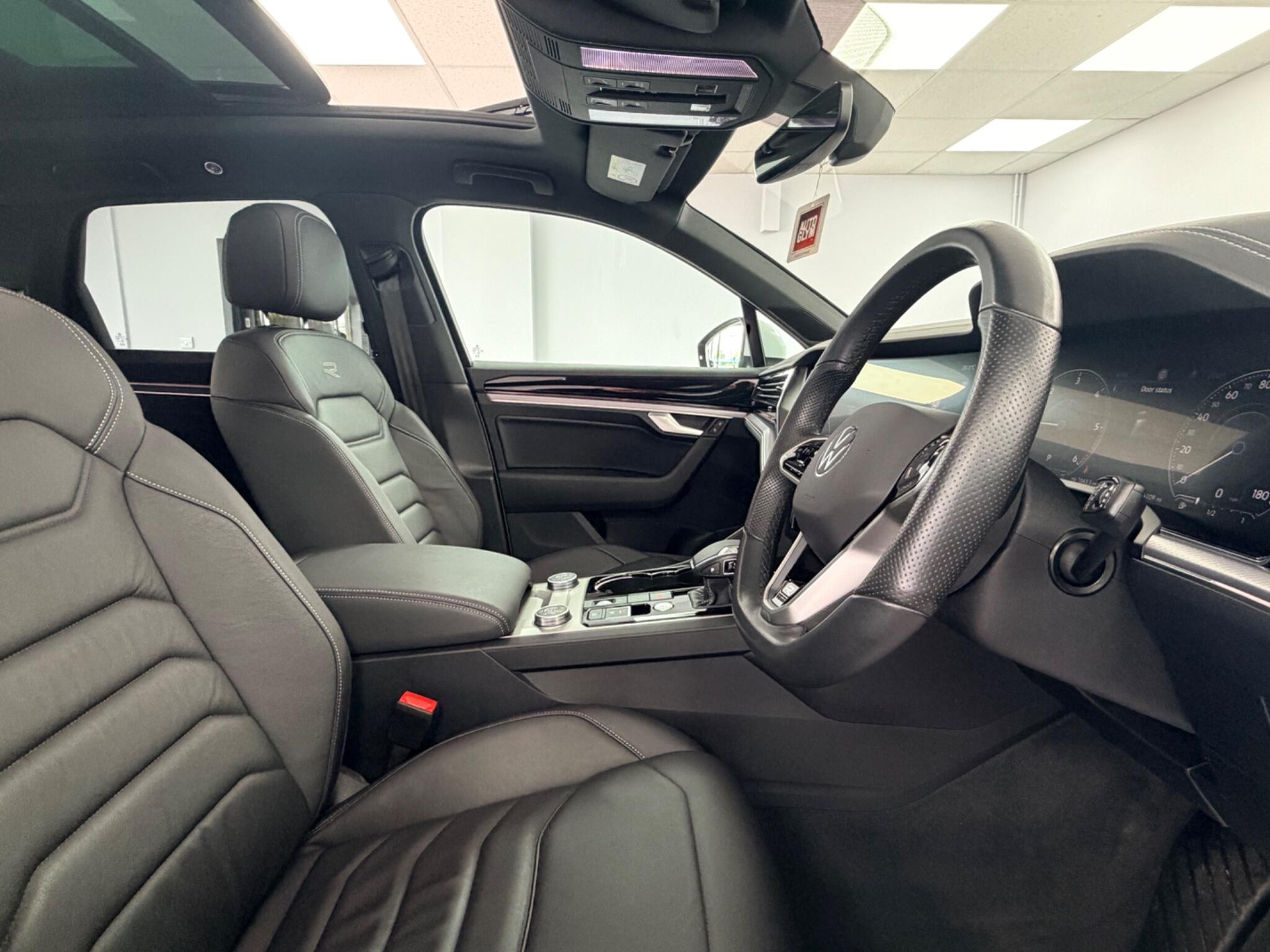 Volkswagen Touareg view 10