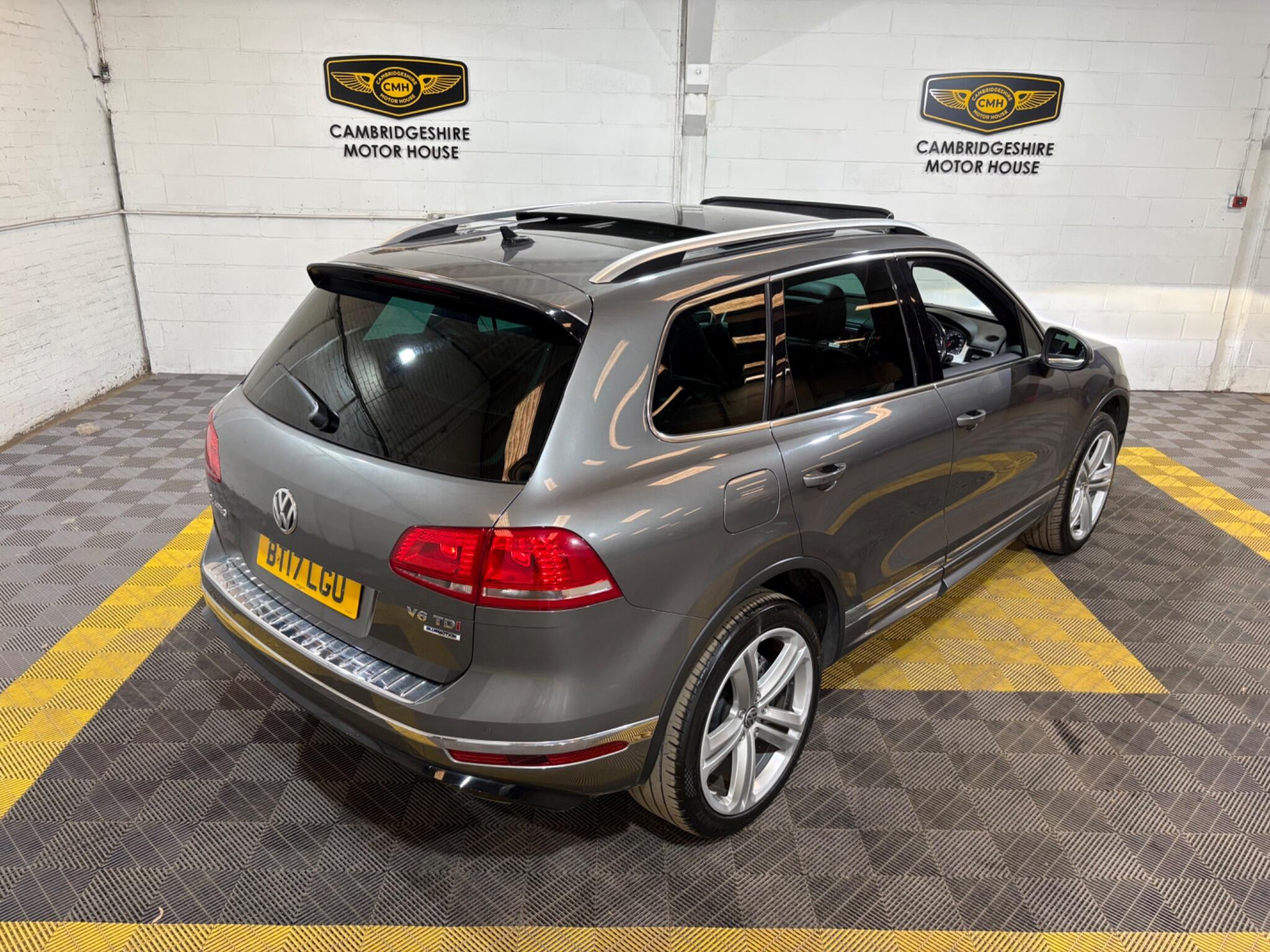 Volkswagen Touareg view 18