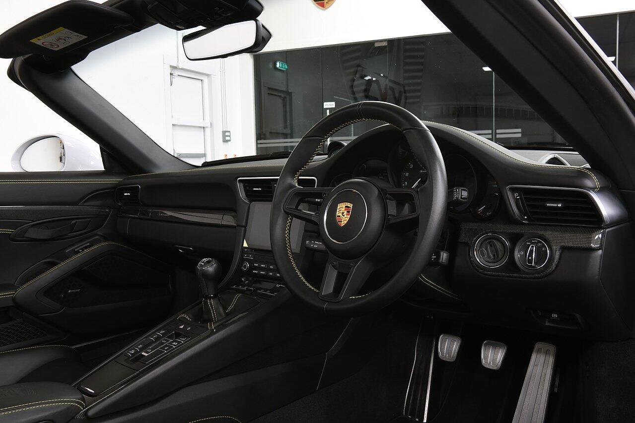Porsche 911 view 4