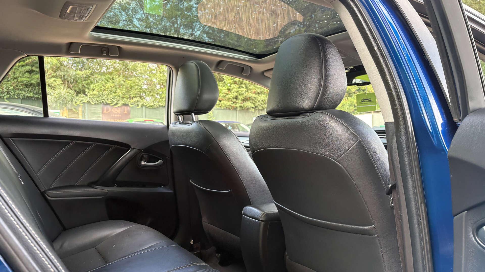 Toyota Avensis view 9