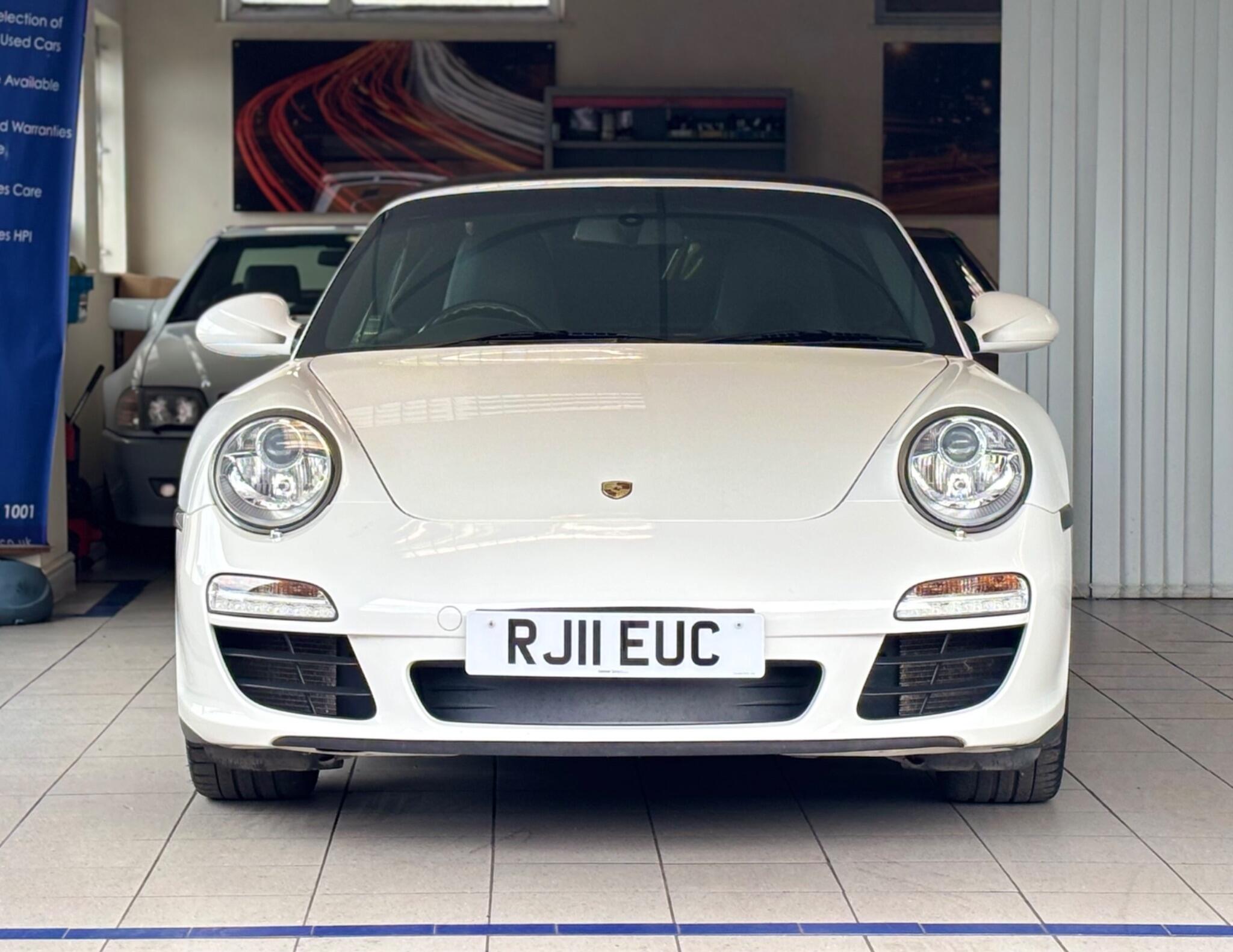 Porsche 911 view 6