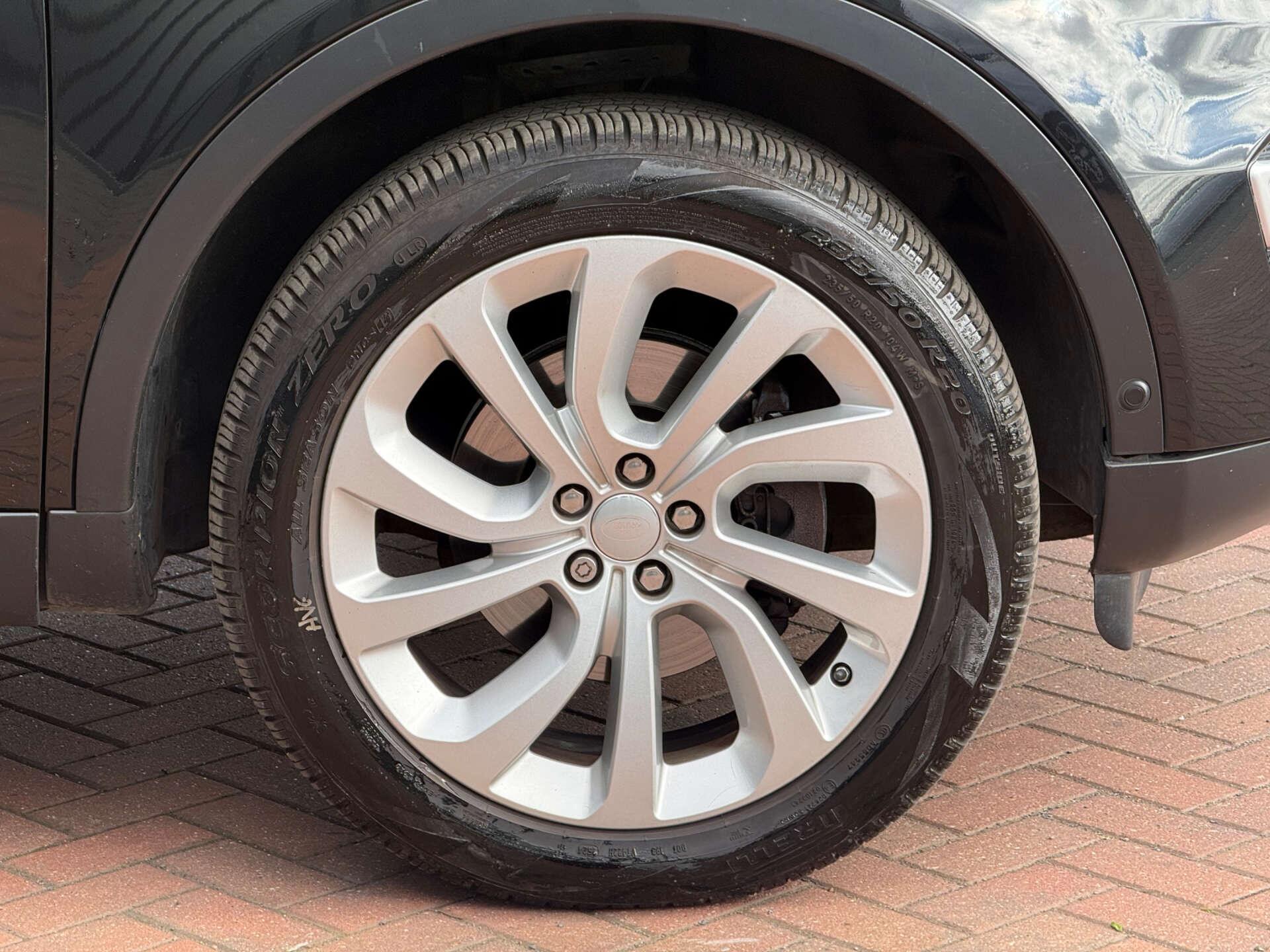 Land Rover Discovery Sport view 17