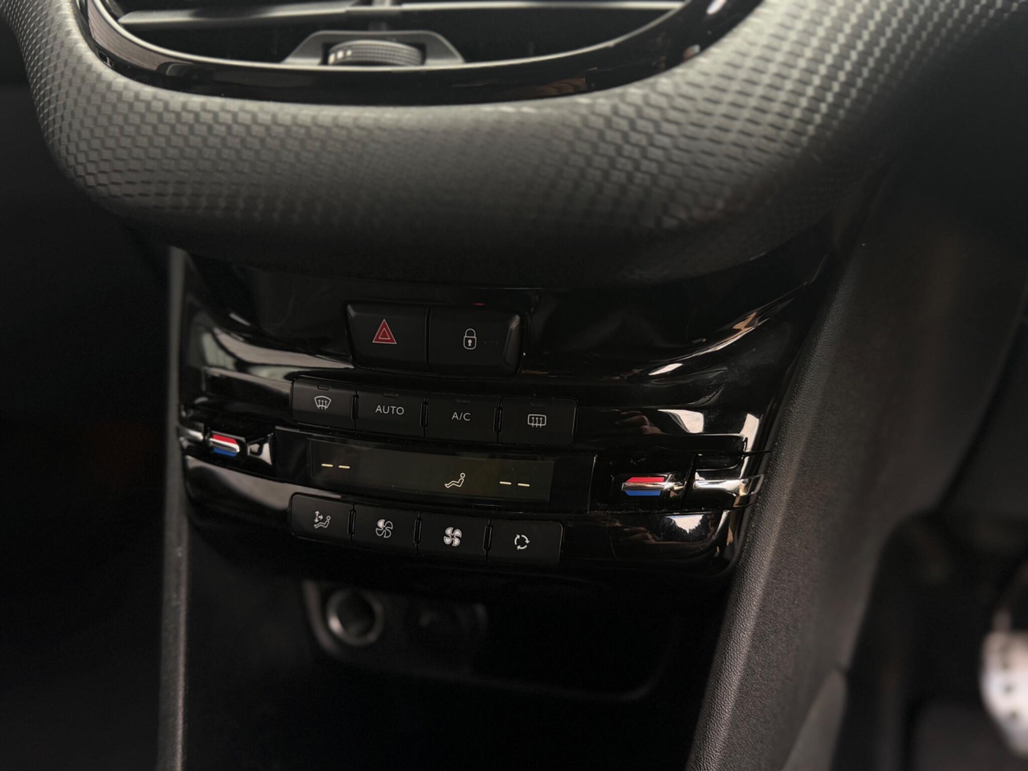 Peugeot 208 view 18