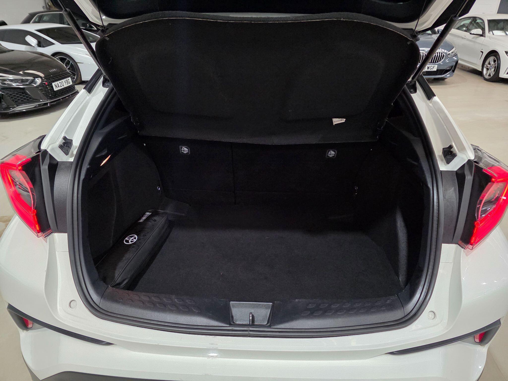 Toyota C-HR view 25