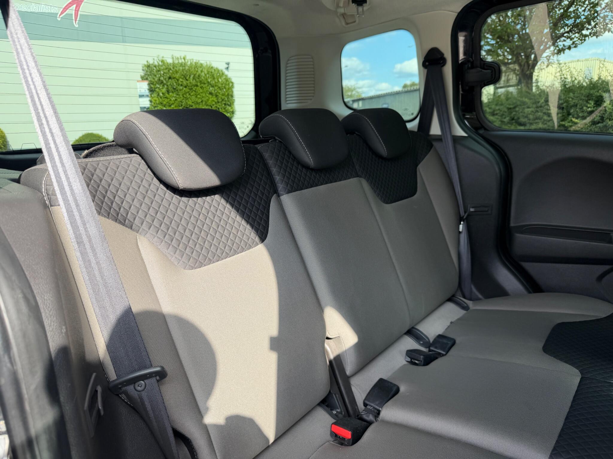 Ford Tourneo Courier view 3