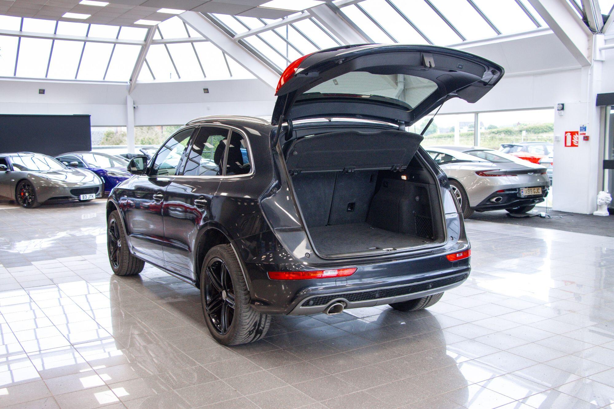 Audi Q5 view 11