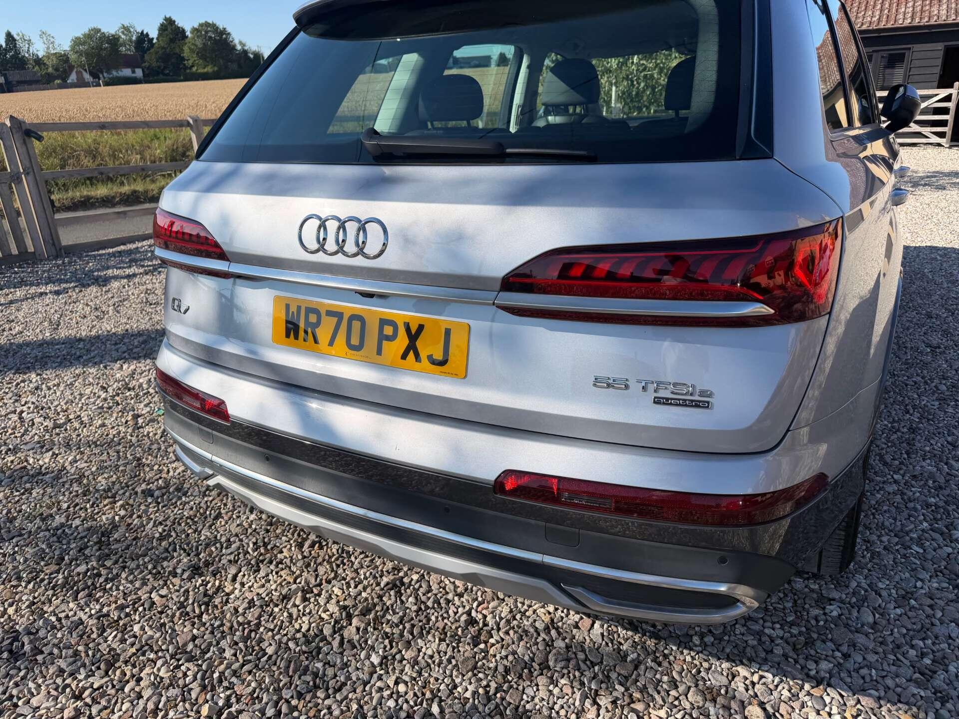 Audi Q7 view 9