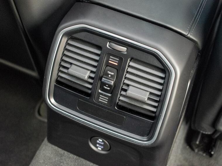 Porsche Macan view 27