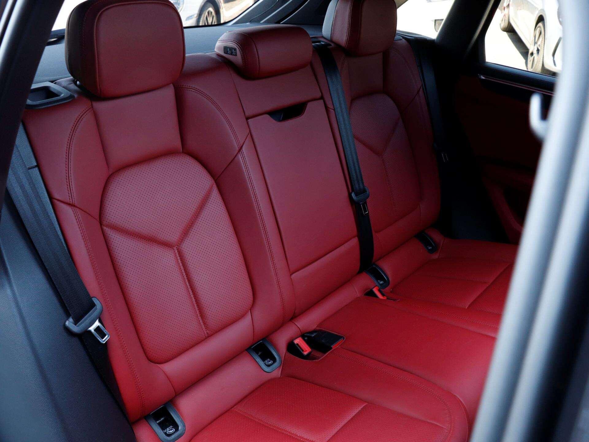 Porsche Macan view 24