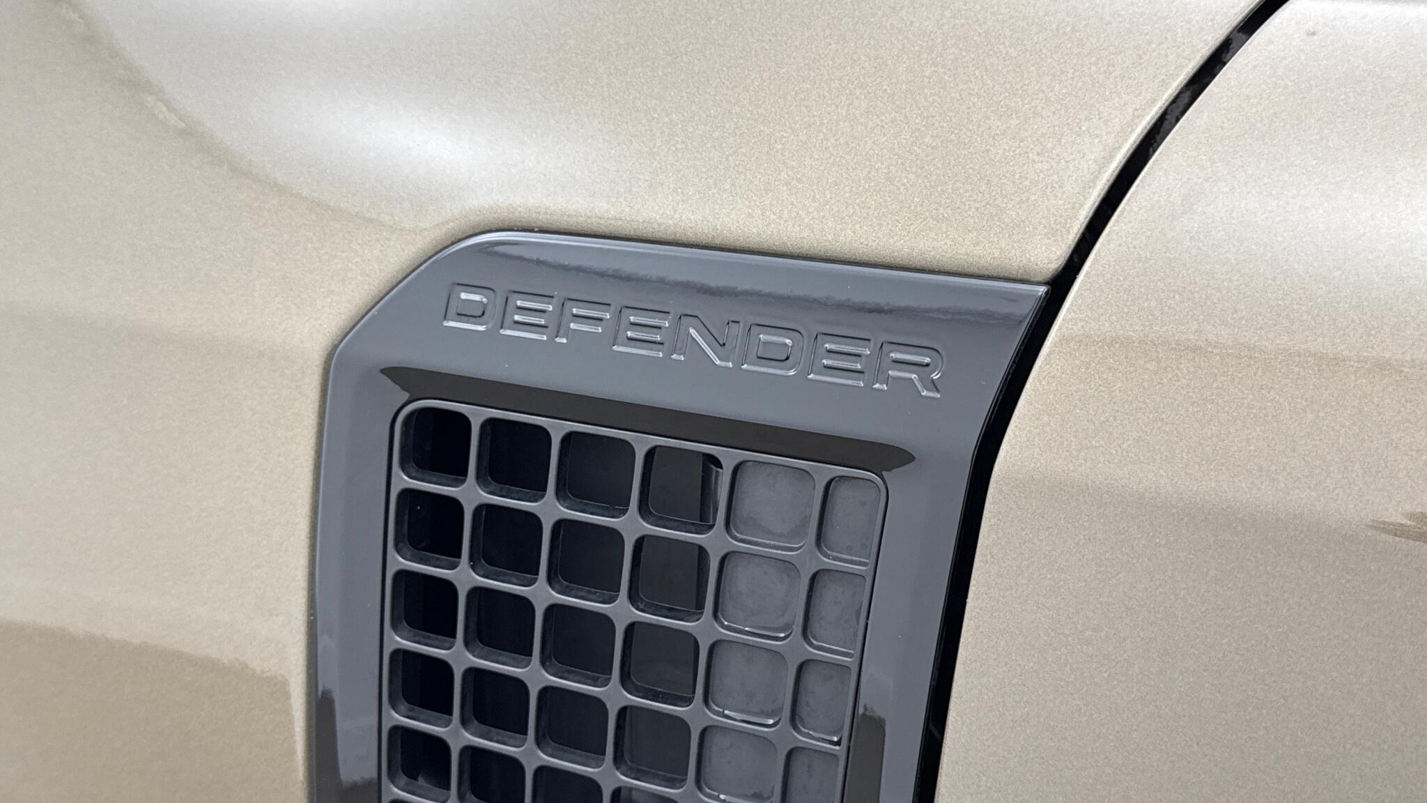 Land Rover Defender view 20