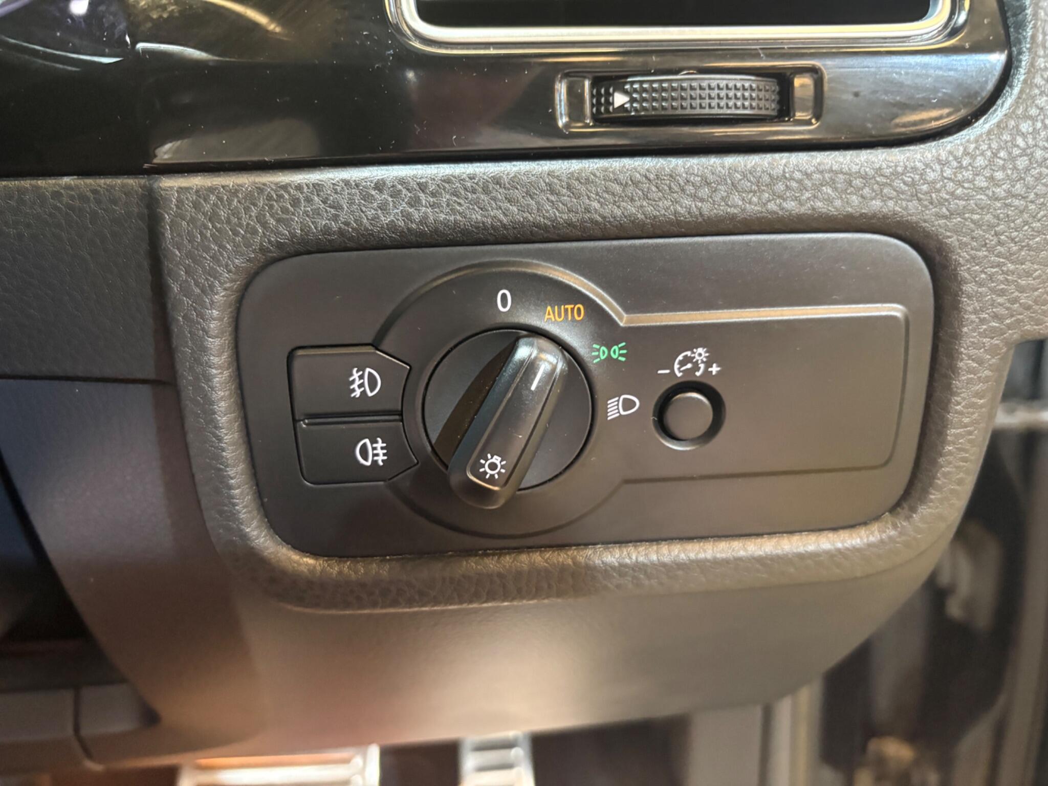 Volkswagen Touareg view 34