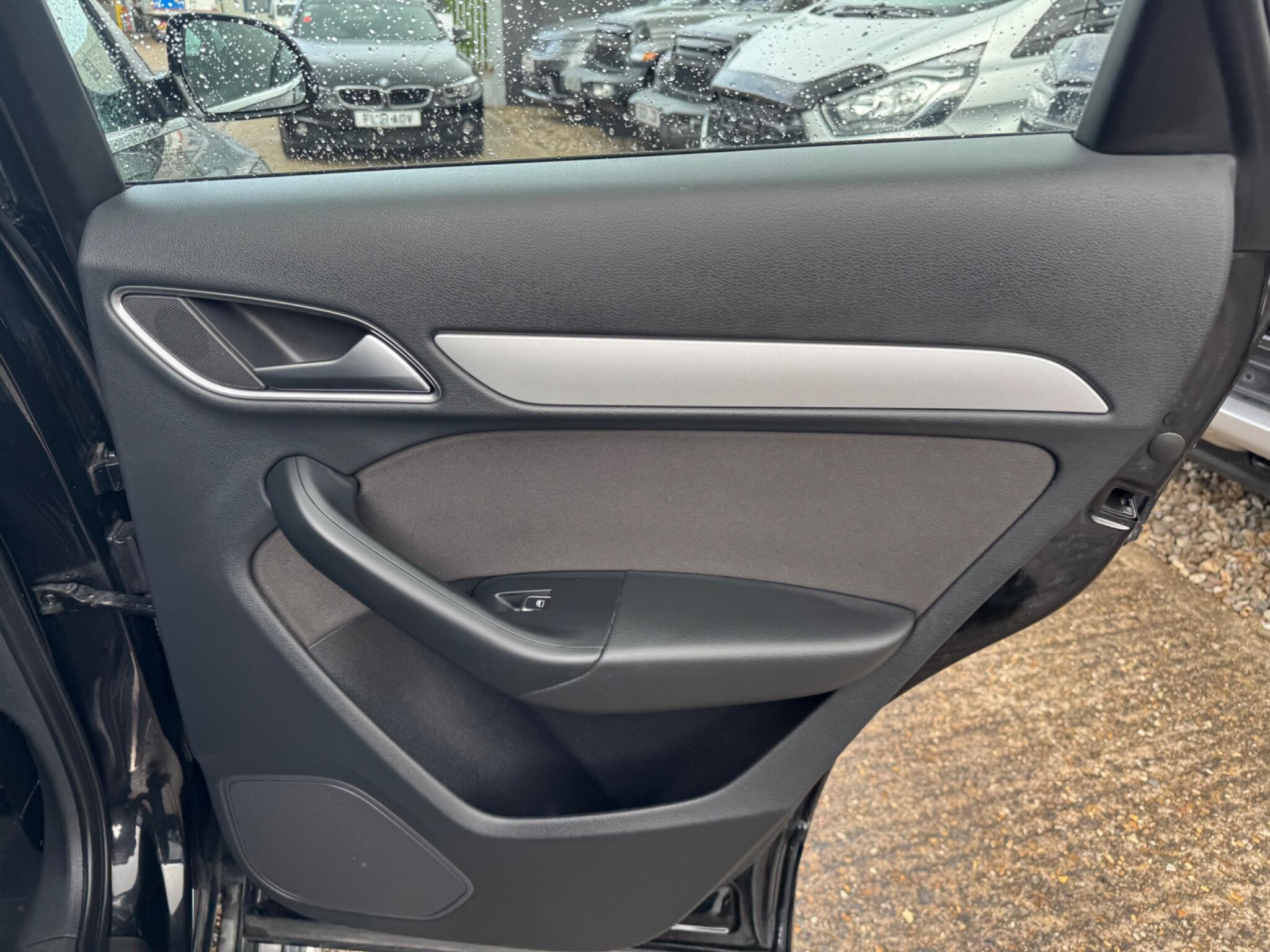 Audi Q3 view 40