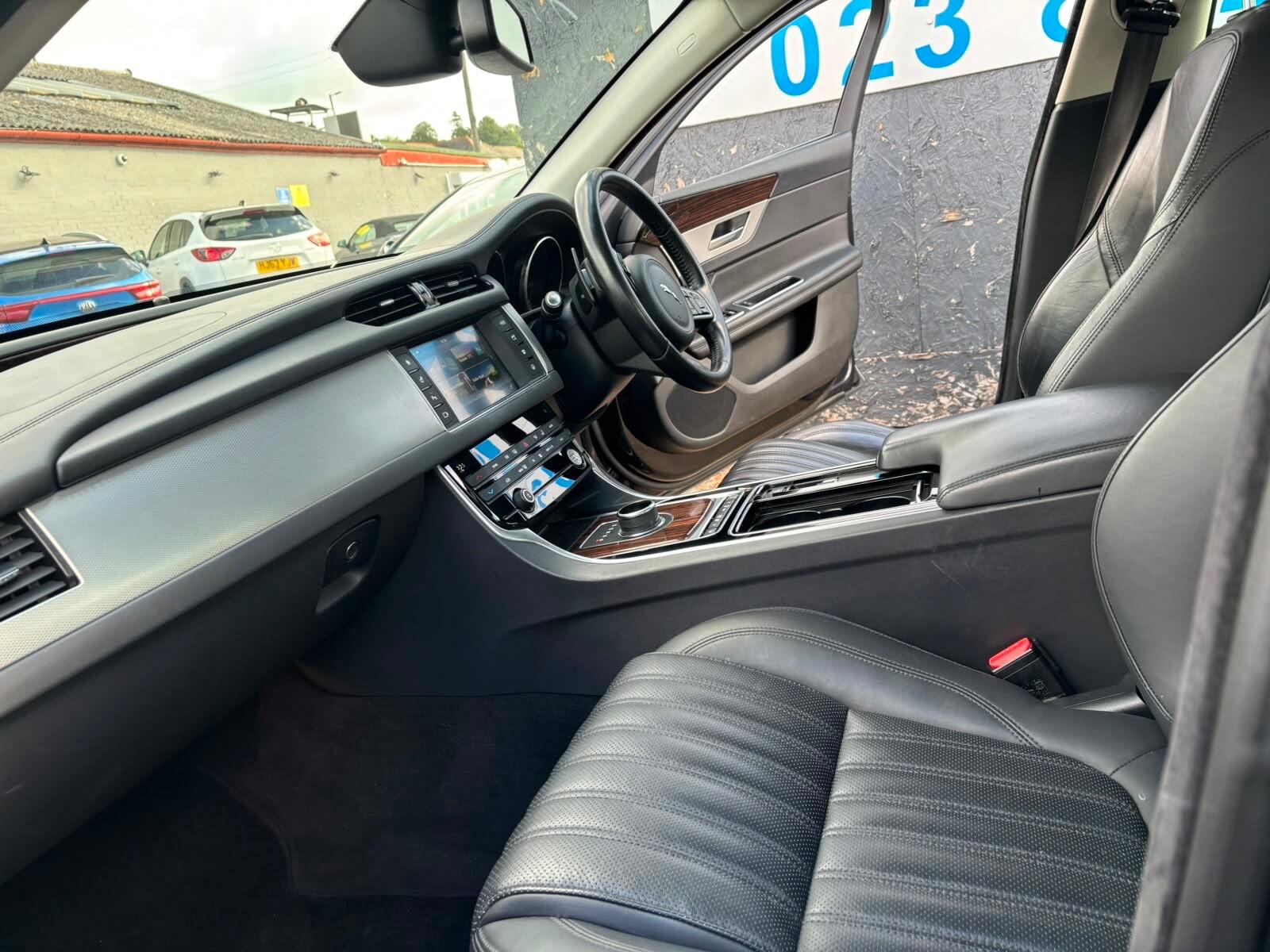 Jaguar XF view 18