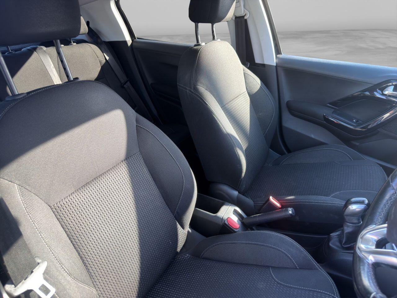 Peugeot 208 view 13