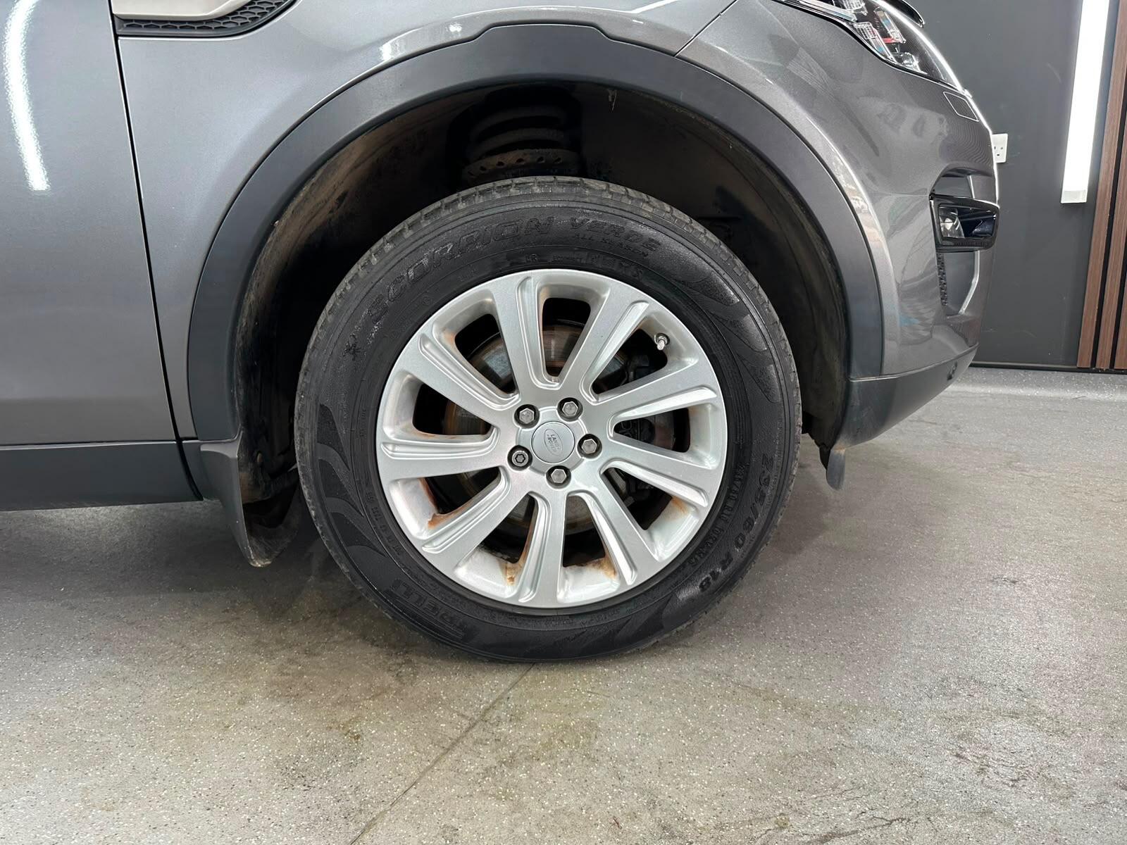 Land Rover Discovery Sport view 16