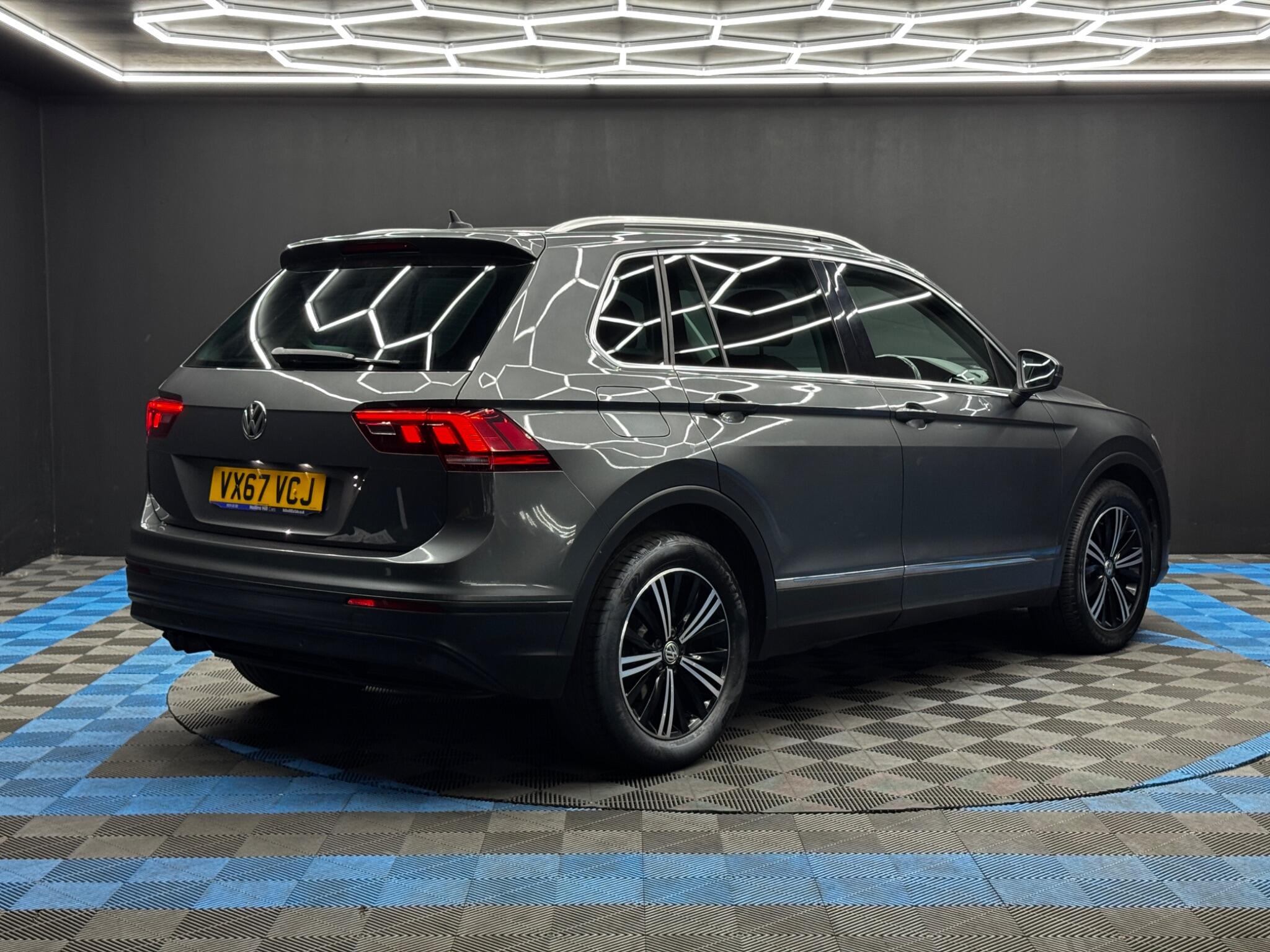 Volkswagen Tiguan view 5