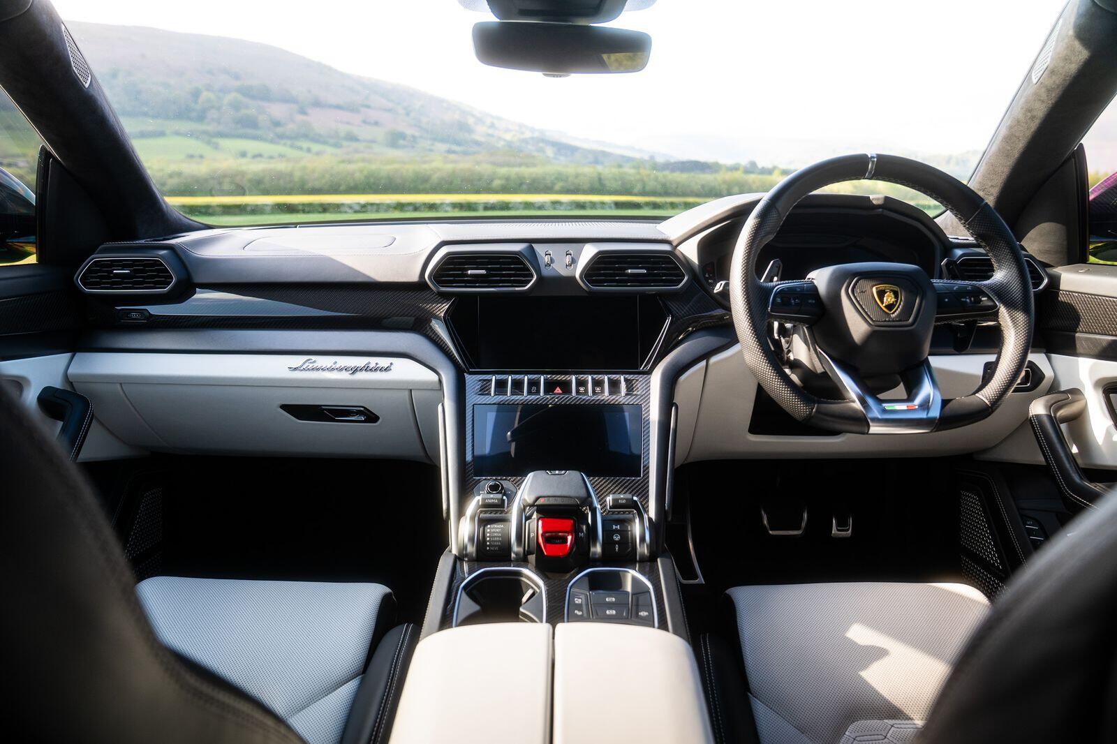 Lamborghini Urus view 44