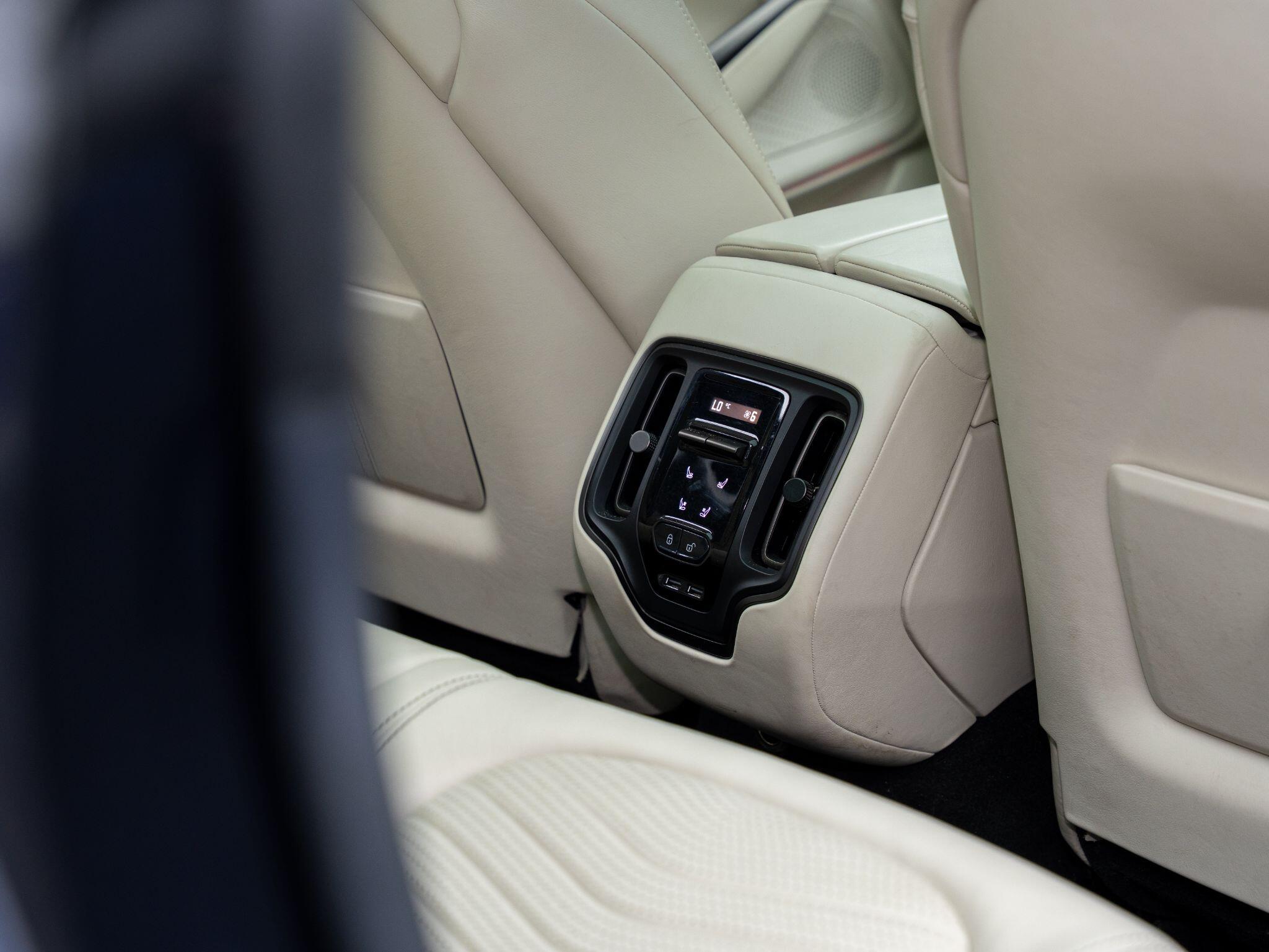 Aston Martin DBX view 32