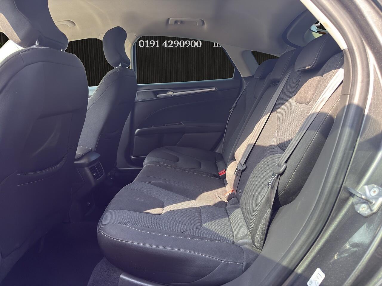 Ford Mondeo view 11