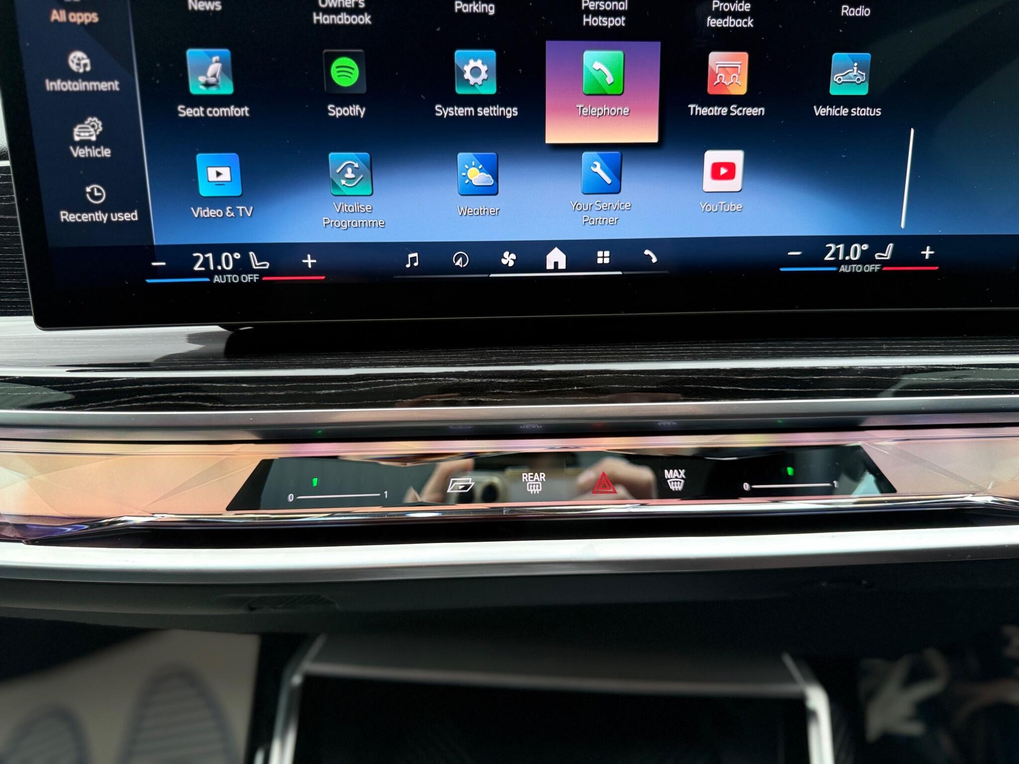 BMW 7 Series view 33