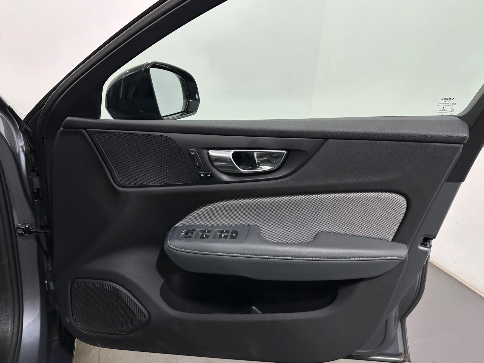 Volvo S60 view 33