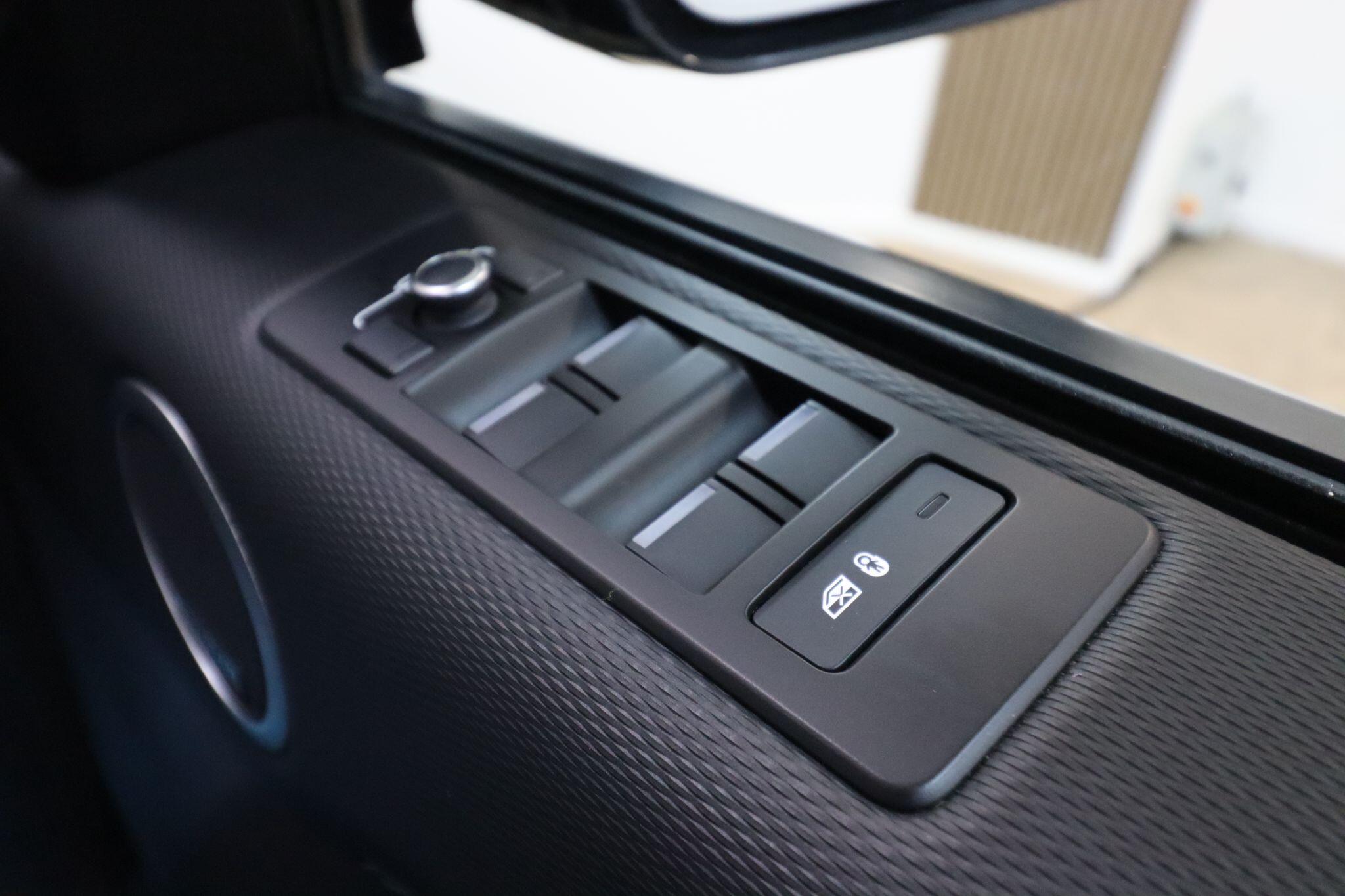 Land Rover Discovery 3 view 18