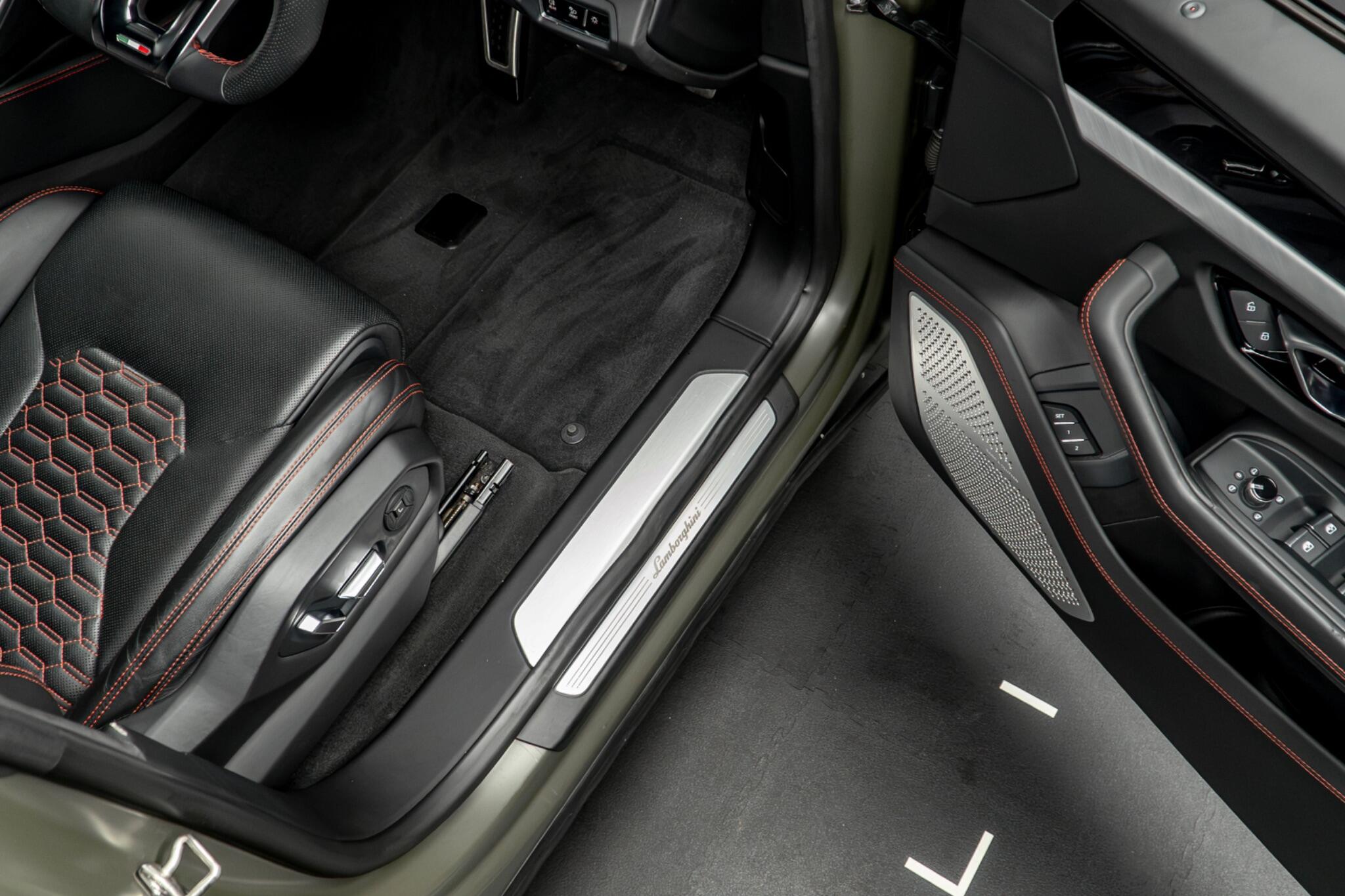 Lamborghini Urus view 30