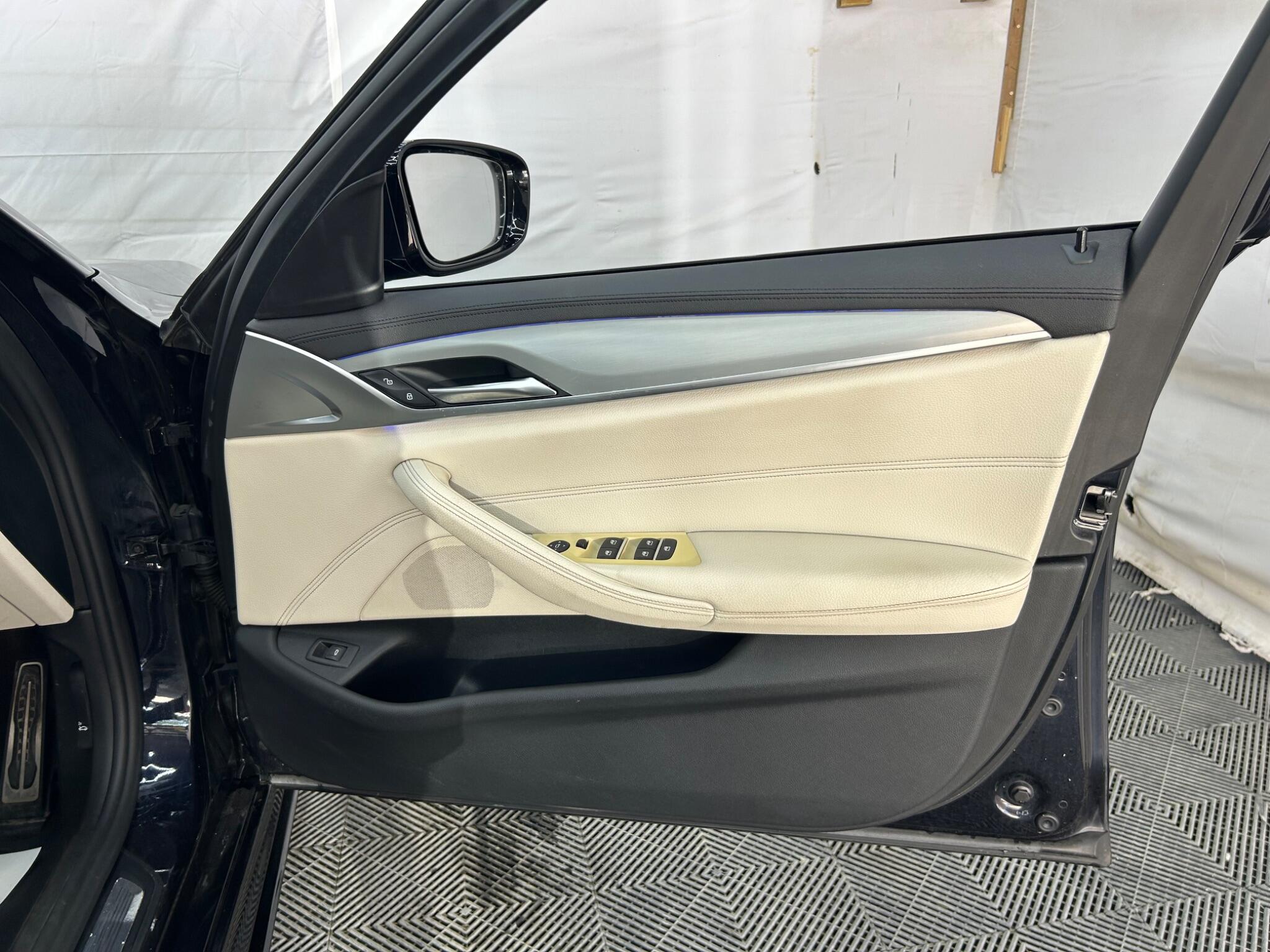 BMW 5 Series view 29