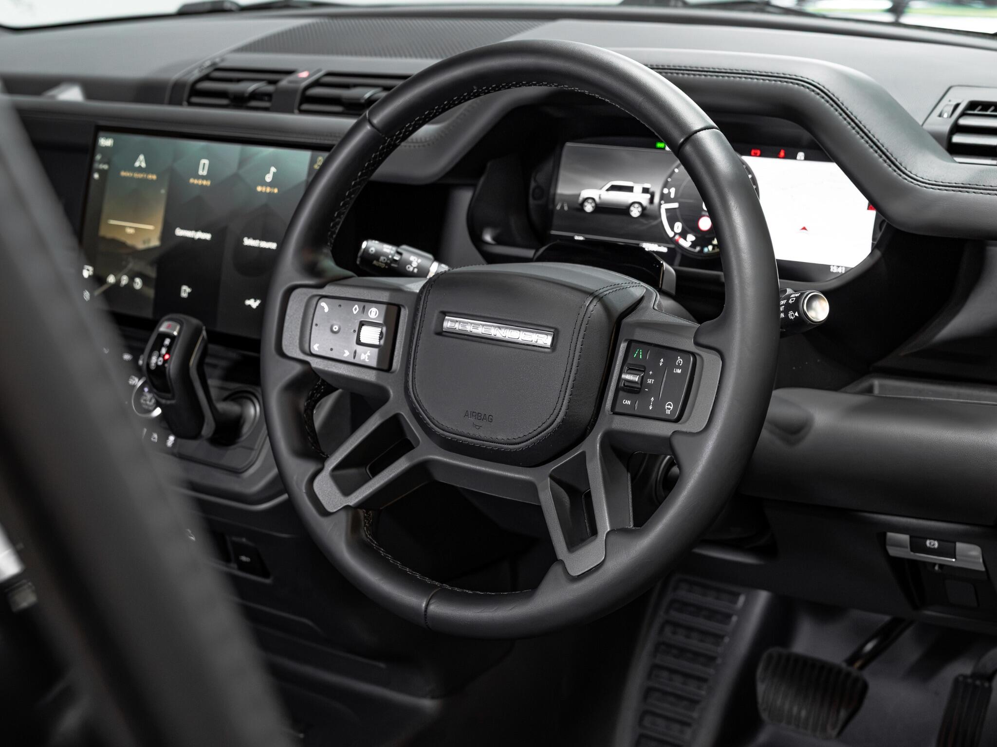 Land Rover Defender 110 view 18